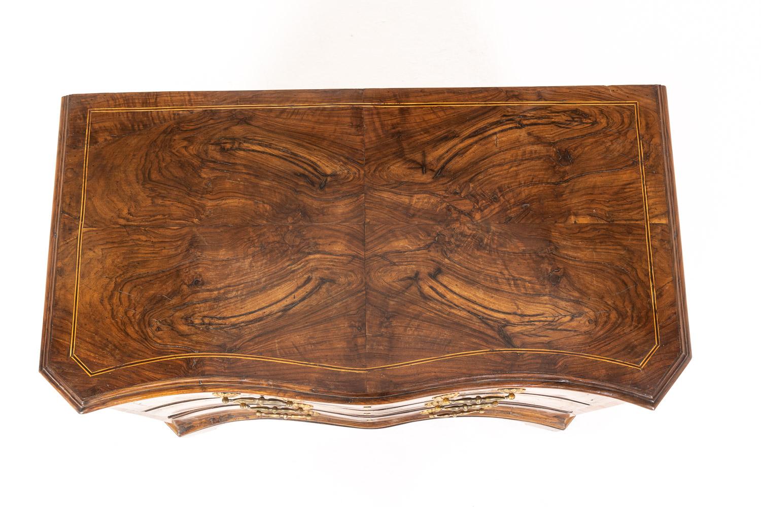 18th Century, Italian Walnut Serpentine Commode In Good Condition In Gloucestershire, GB