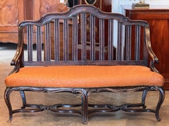 Divano in legno di noce italiano del XVIII secolo con braccioli a voluta