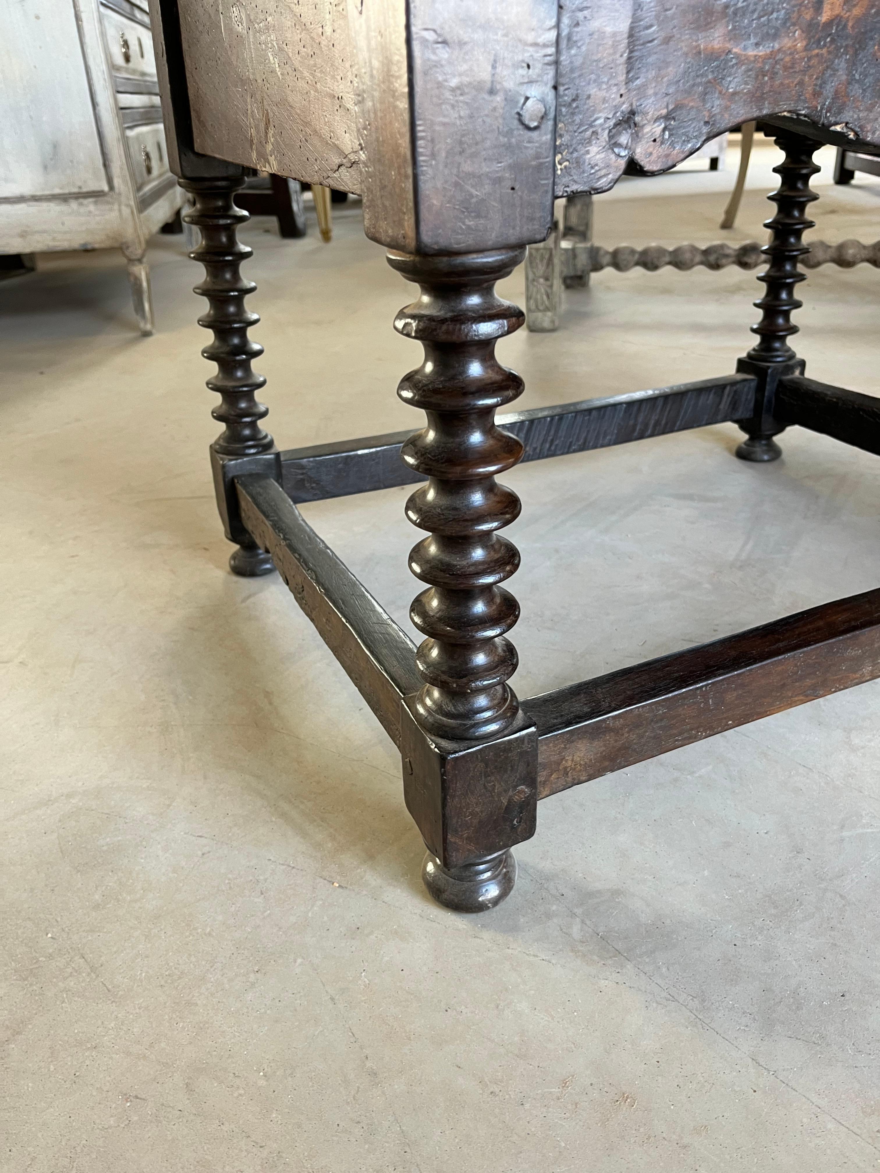 Italienischer Nussbaum-Beistelltisch aus dem 18. (Barock) im Angebot