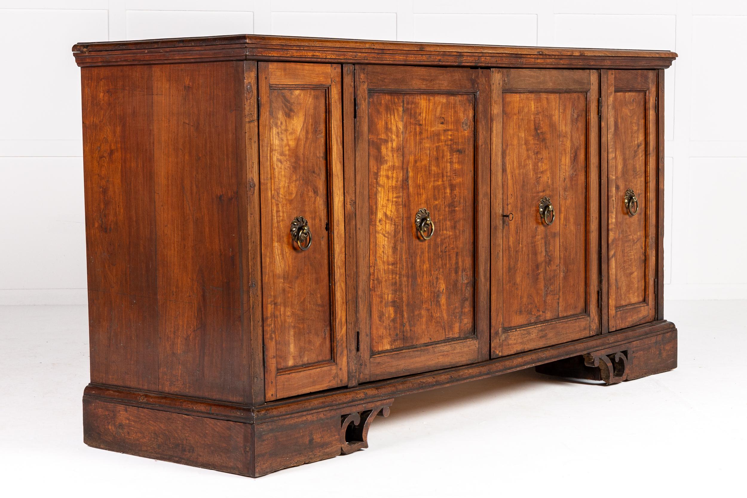Credenza/armadio in noce italiano del XVIII secolo in vendita 5