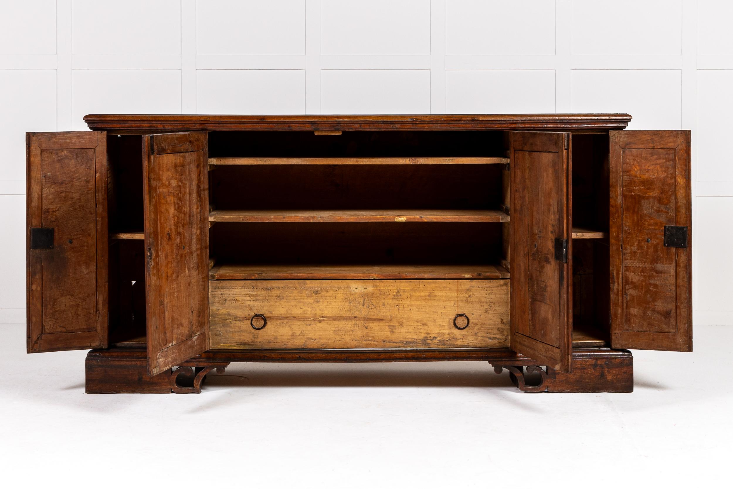 Credenza/armadio in noce italiano del XVIII secolo In condizioni ottime in vendita a Gloucestershire, GB