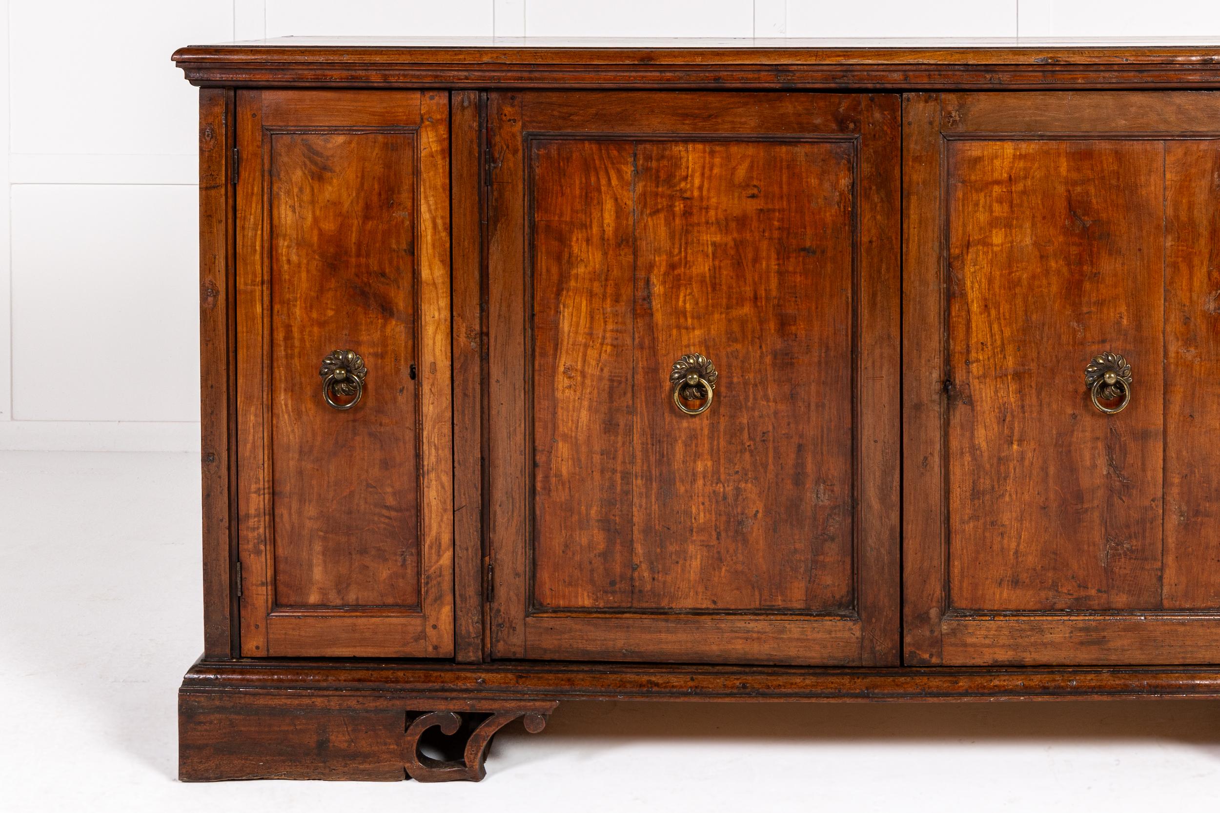 Fino al XVIII secolo Credenza/armadio in noce italiano del XVIII secolo in vendita