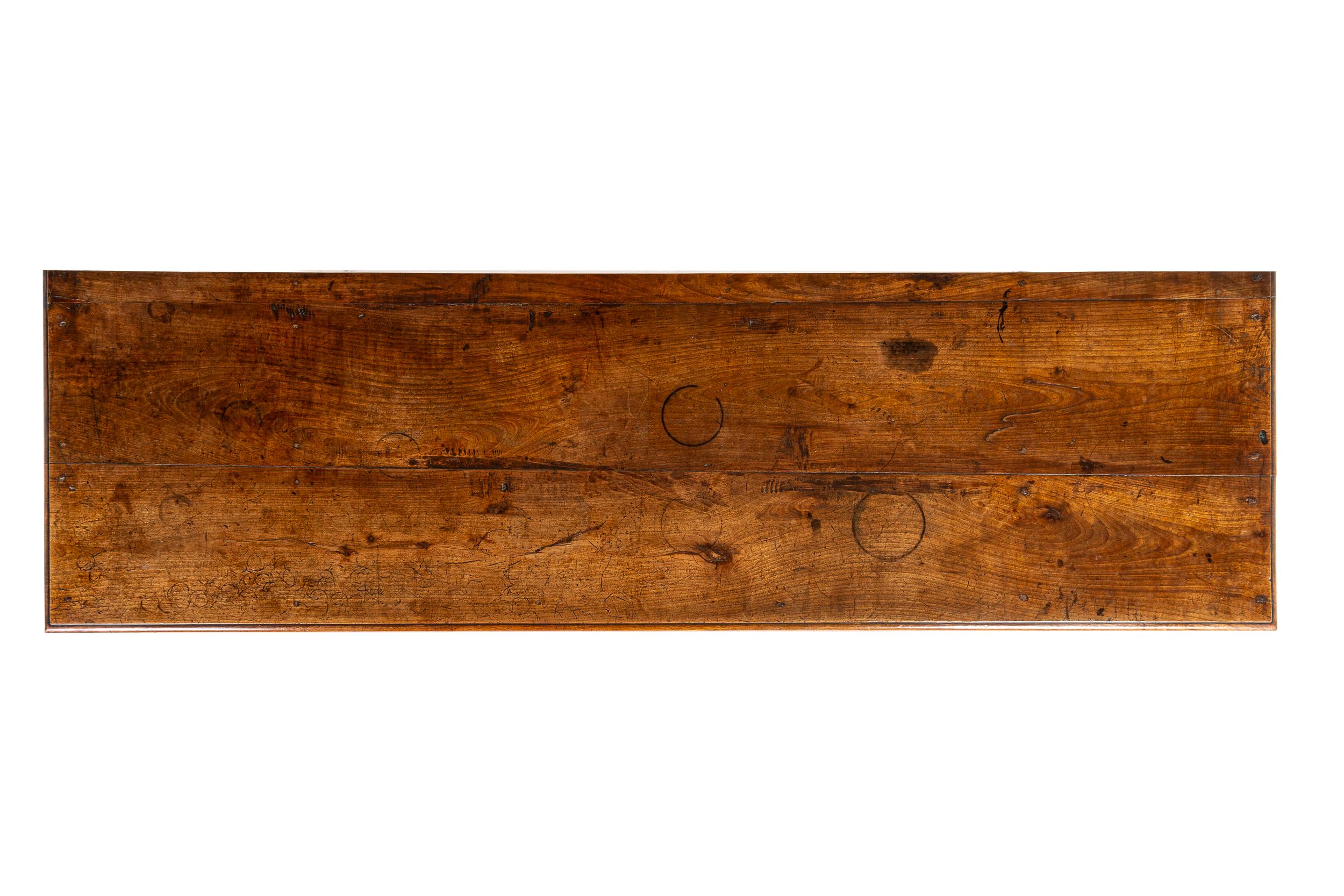 Credenza/armadio in noce italiano del XVIII secolo in vendita 2