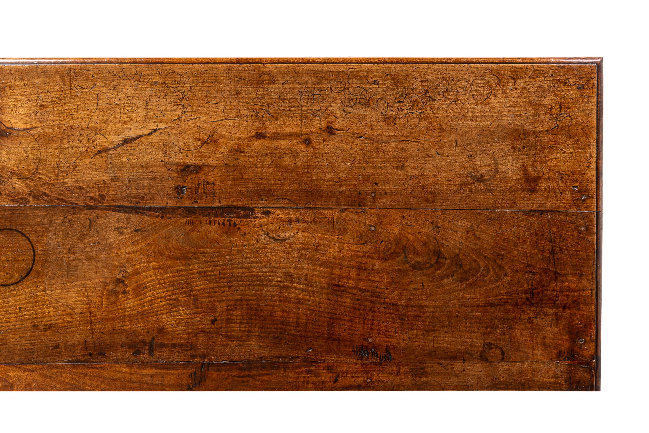 Credenza/armadio in noce italiano del XVIII secolo in vendita 4