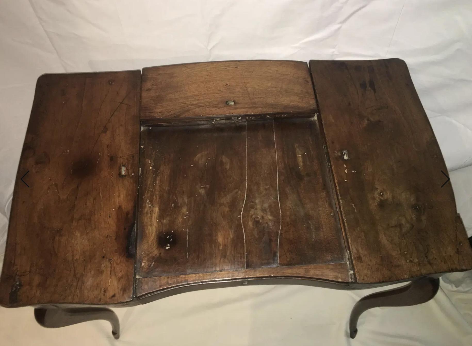 18th-Century Italian Walnut Table In Good Condition For Sale In Los Angeles, CA