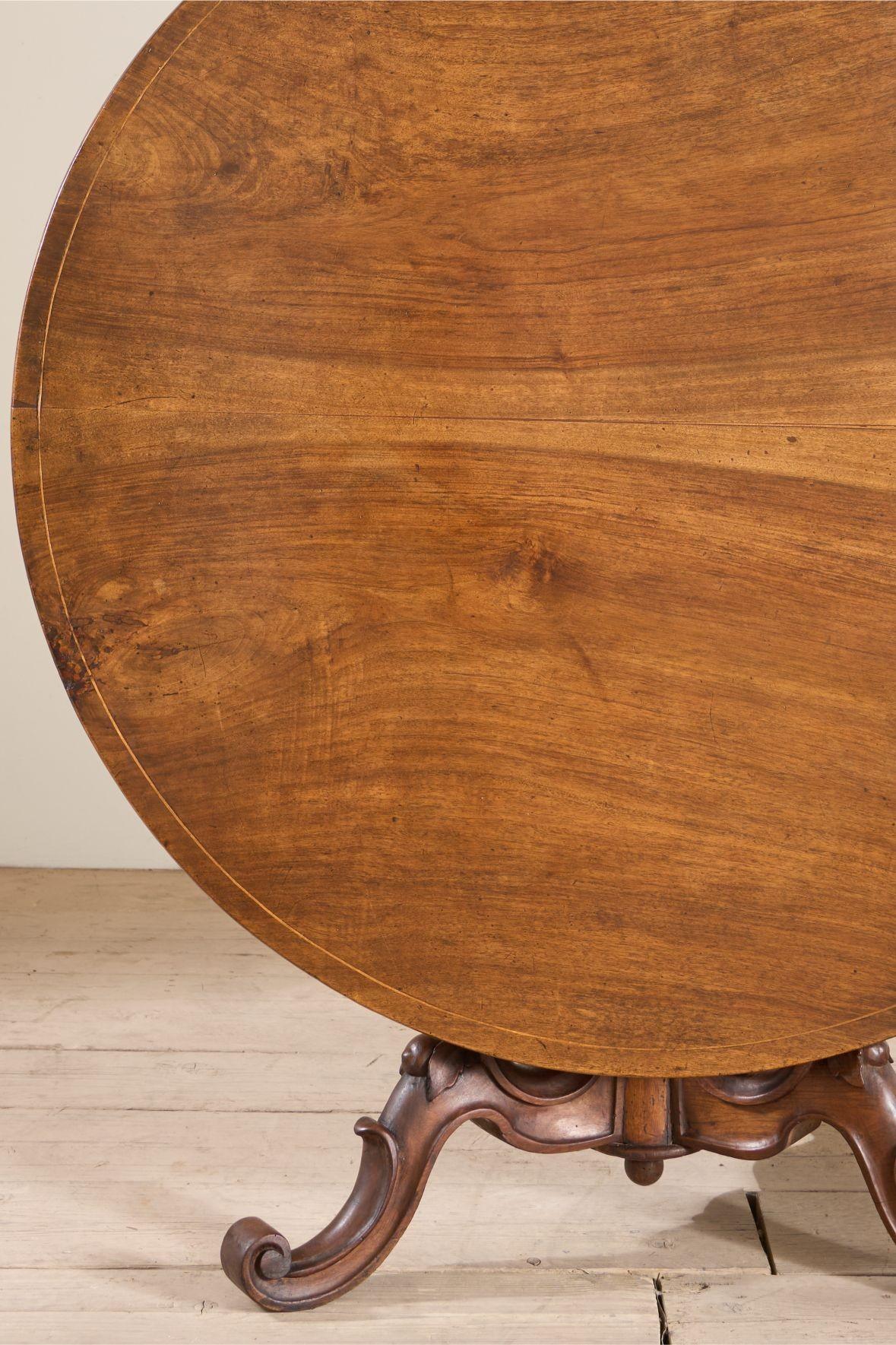 Walnut 18th Century Italian walnut tilt top table For Sale