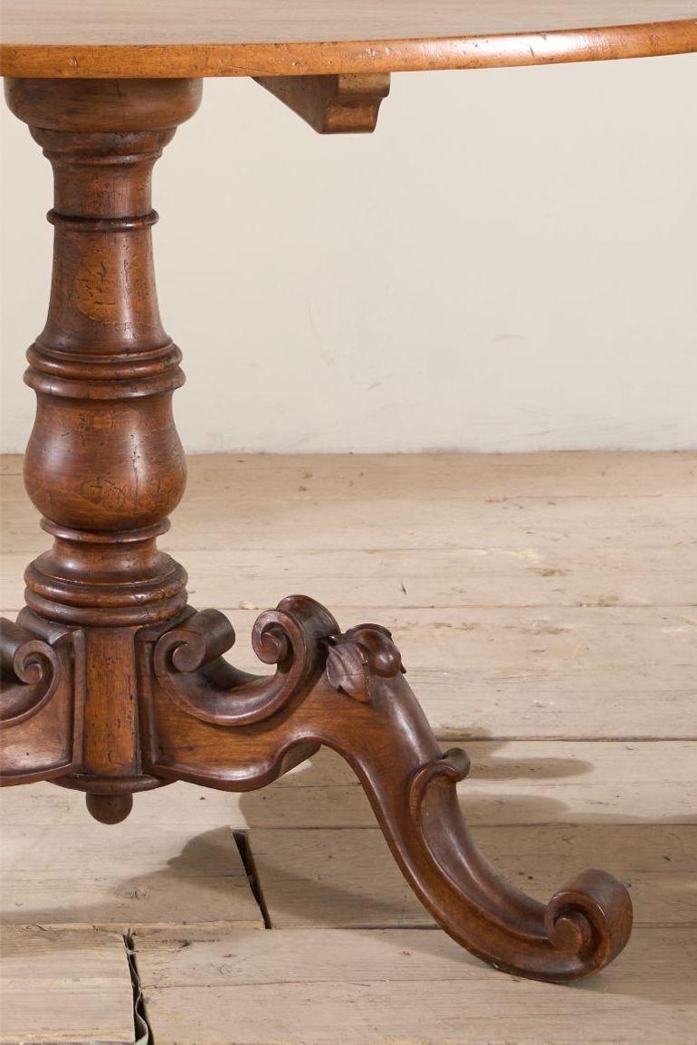 18th Century Italian walnut tilt top table For Sale 1
