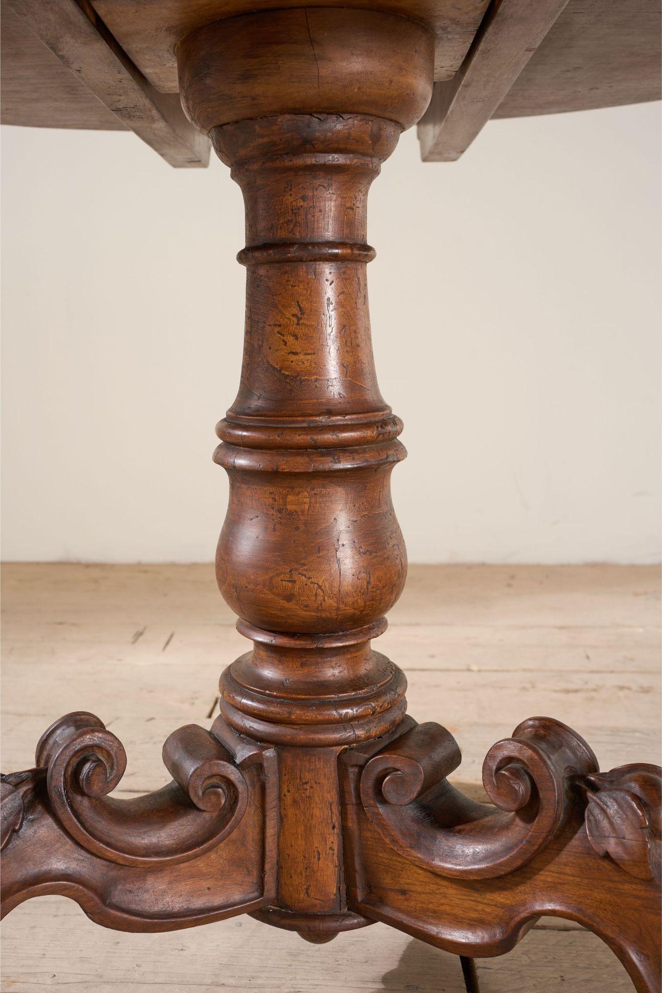 18th Century Italian walnut tilt top table For Sale 2