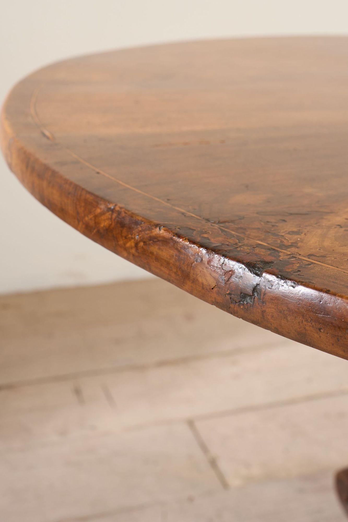 18th Century Italian walnut tilt top table For Sale 4