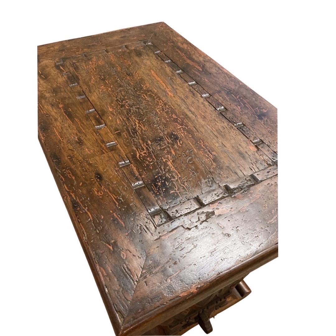 Kleiner Beistelltisch, der Anfang des 17. Jahrhunderts in Italien aus Nussbaumholz handgefertigt wurde. Dieser Tisch ist ein robustes Stück, das durch schöne Schnitzereien aufgeweicht wird, und bietet viel Charakter in einem kleinen Paket. 
Die