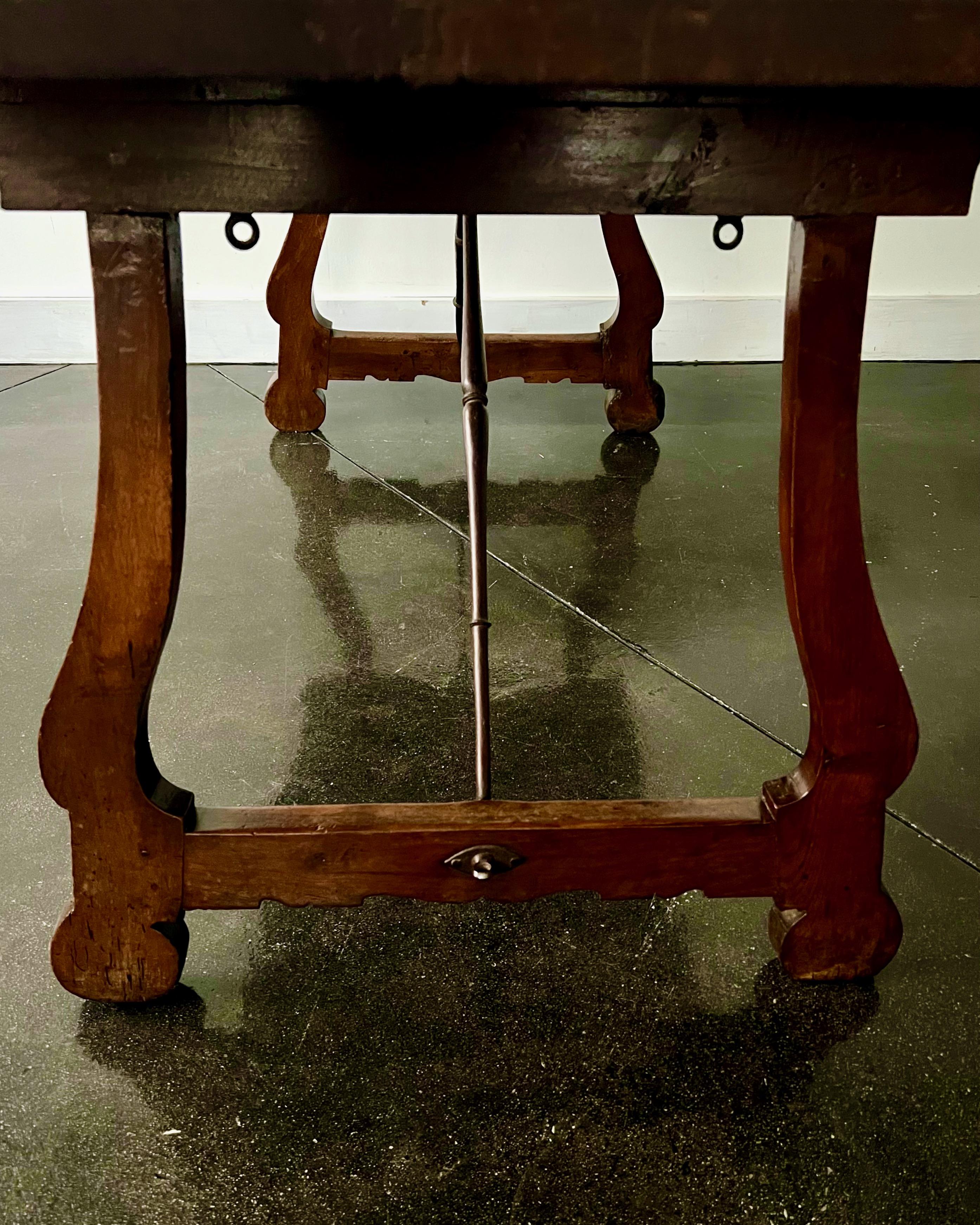 XVIIIe siècle et antérieur Table à tréteaux / console italienne en noyer du 18e siècle en vente