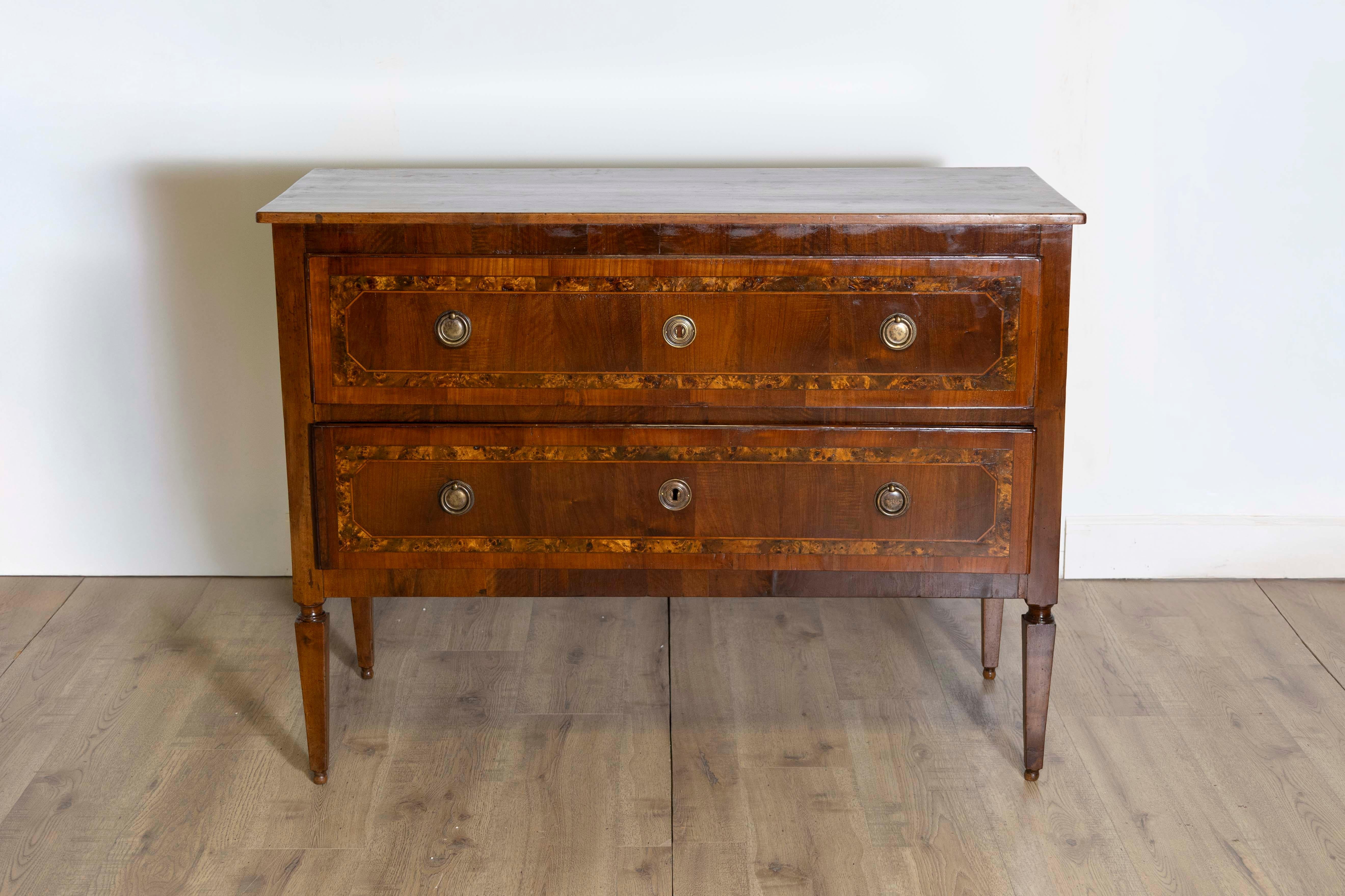 Una commode italiana in noce del XVIII secolo con due cassetti e gambe affusolate. Entra nel mondo dell'artigianato italiano con questa squisita toilette in noce del XVIII secolo. La struttura in noce emana una tonalità ricca e profonda,