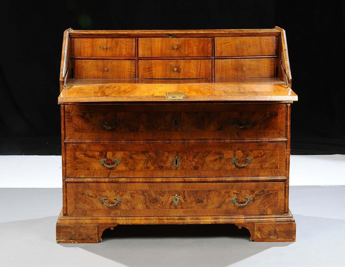 18th century, Italian walnut wood bureau chest of drawer

This bureau chest of drawer was made in Emilia, in Italy, at the beginning of the 18th century. The structure is entirely paved in the precious wood essence of walnut and walnut root. The