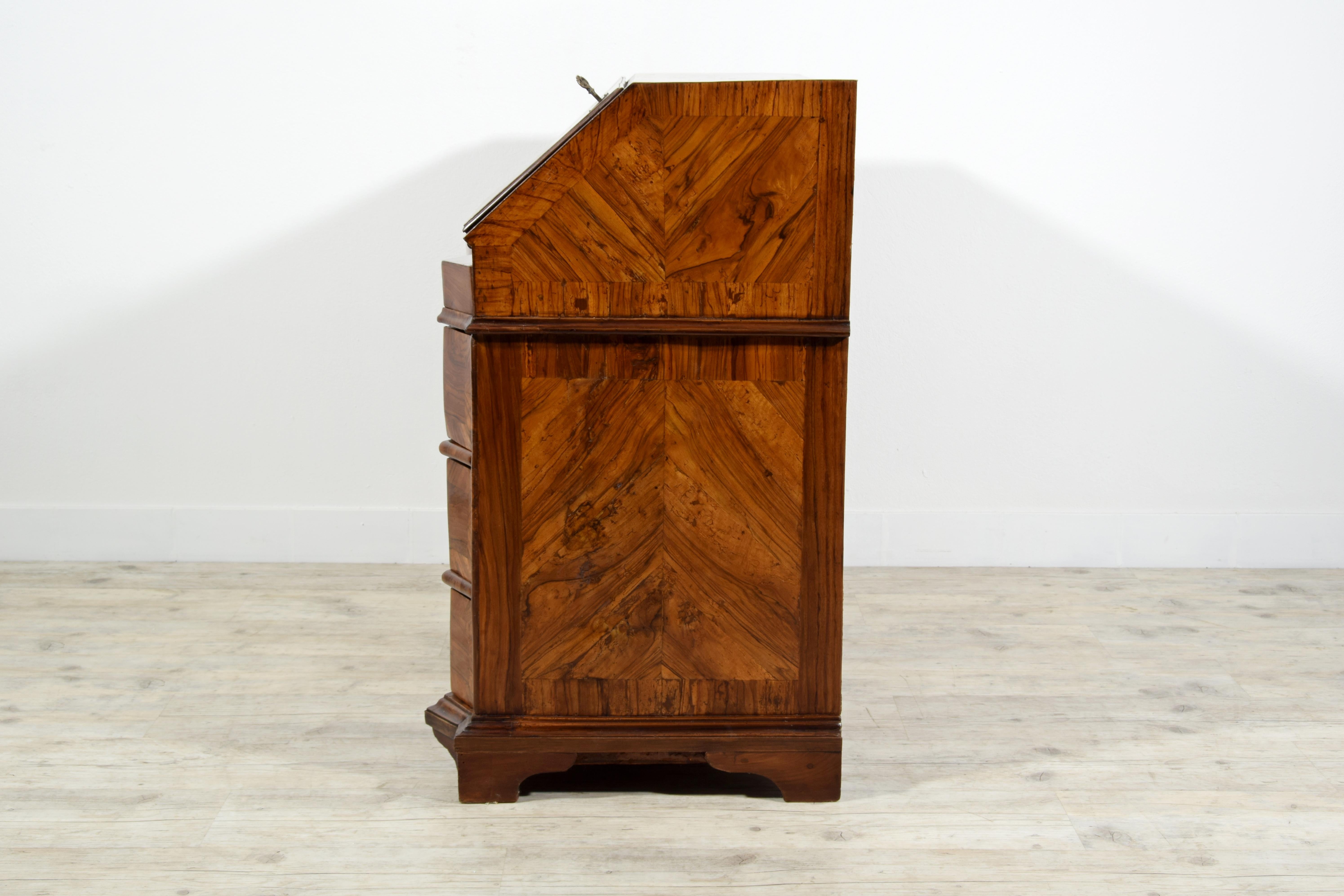18th Century, Italian Walnut Wood Chest of Drawers with Secrétaire For Sale 5