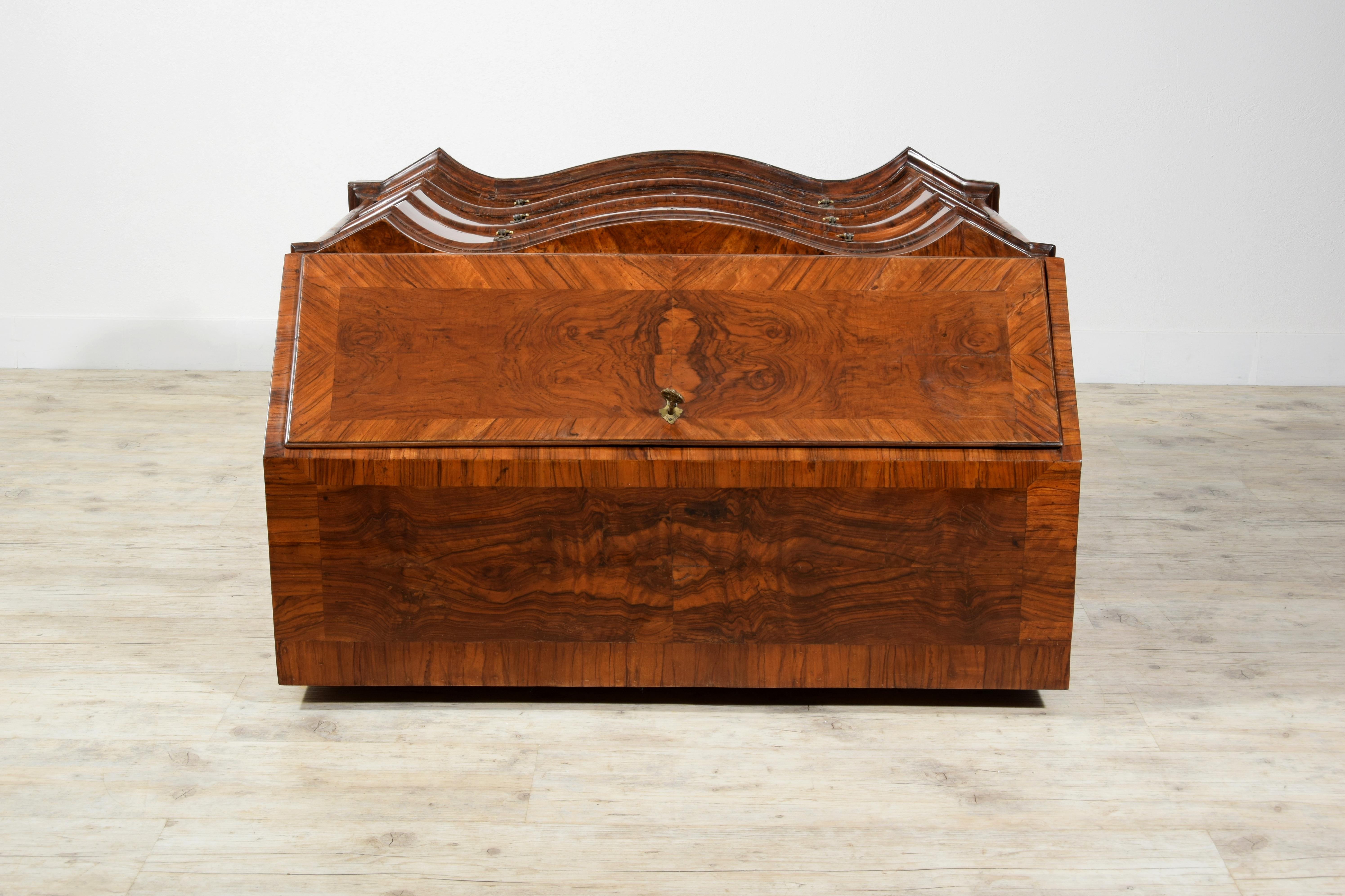 18th Century, Italian Walnut Wood Chest of Drawers with Secrétaire For Sale 6