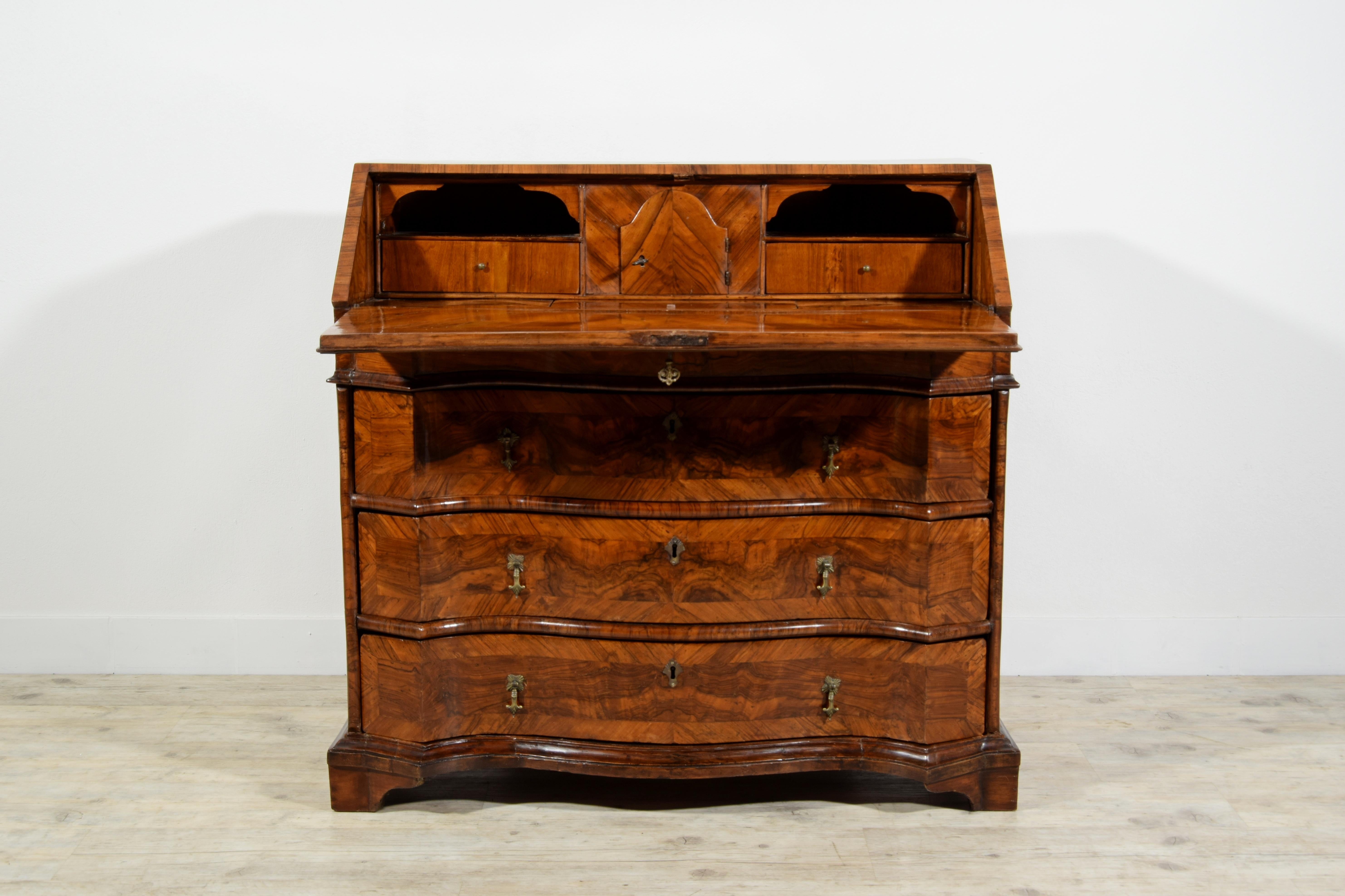 18th Century, Italian Walnut Wood Chest of Drawers with Secrétaire For Sale 7