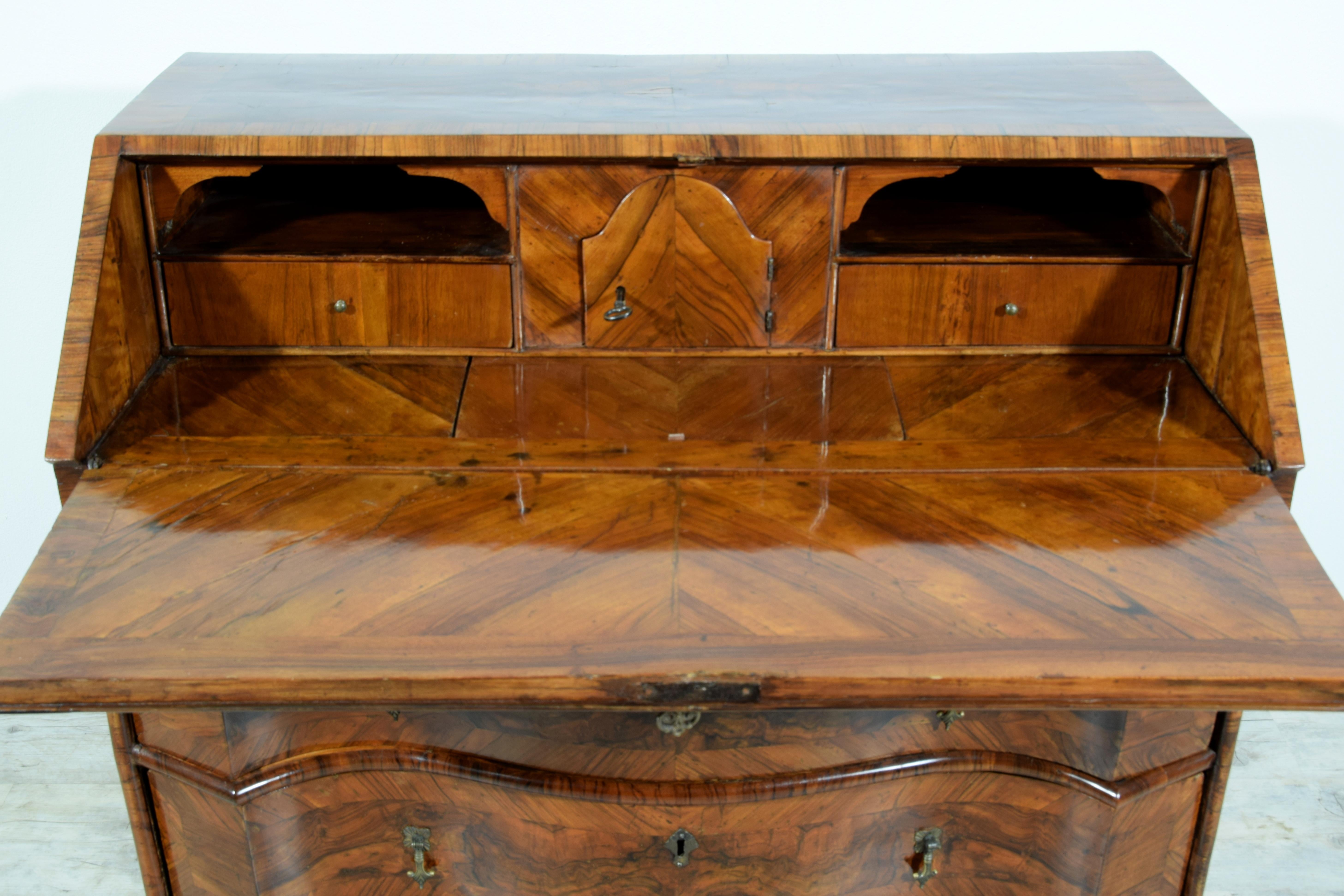 18th Century, Italian Walnut Wood Chest of Drawers with Secrétaire For Sale 8