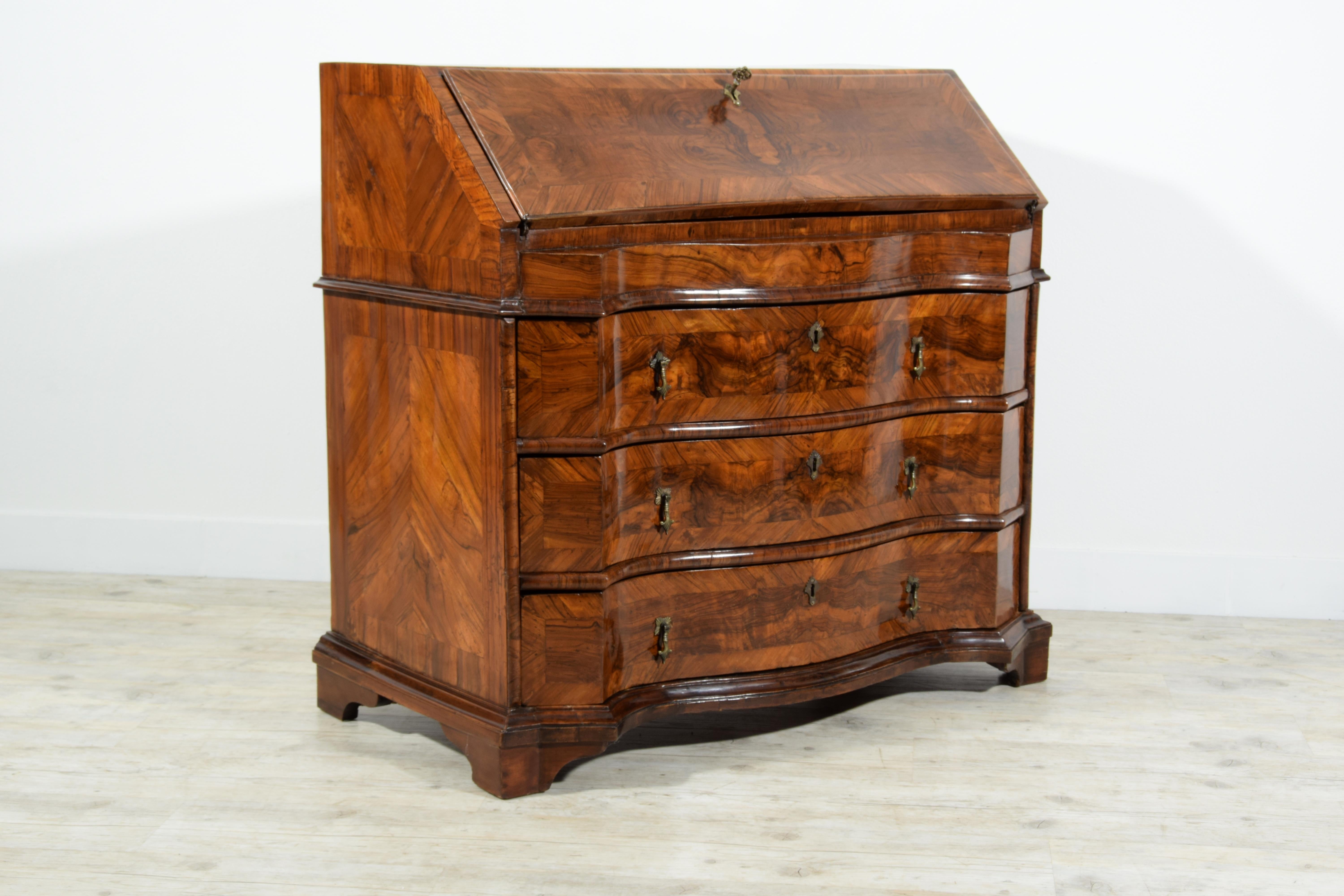 18th Century, Italian Walnut Wood Chest of Drawers with Secrétaire For Sale 10