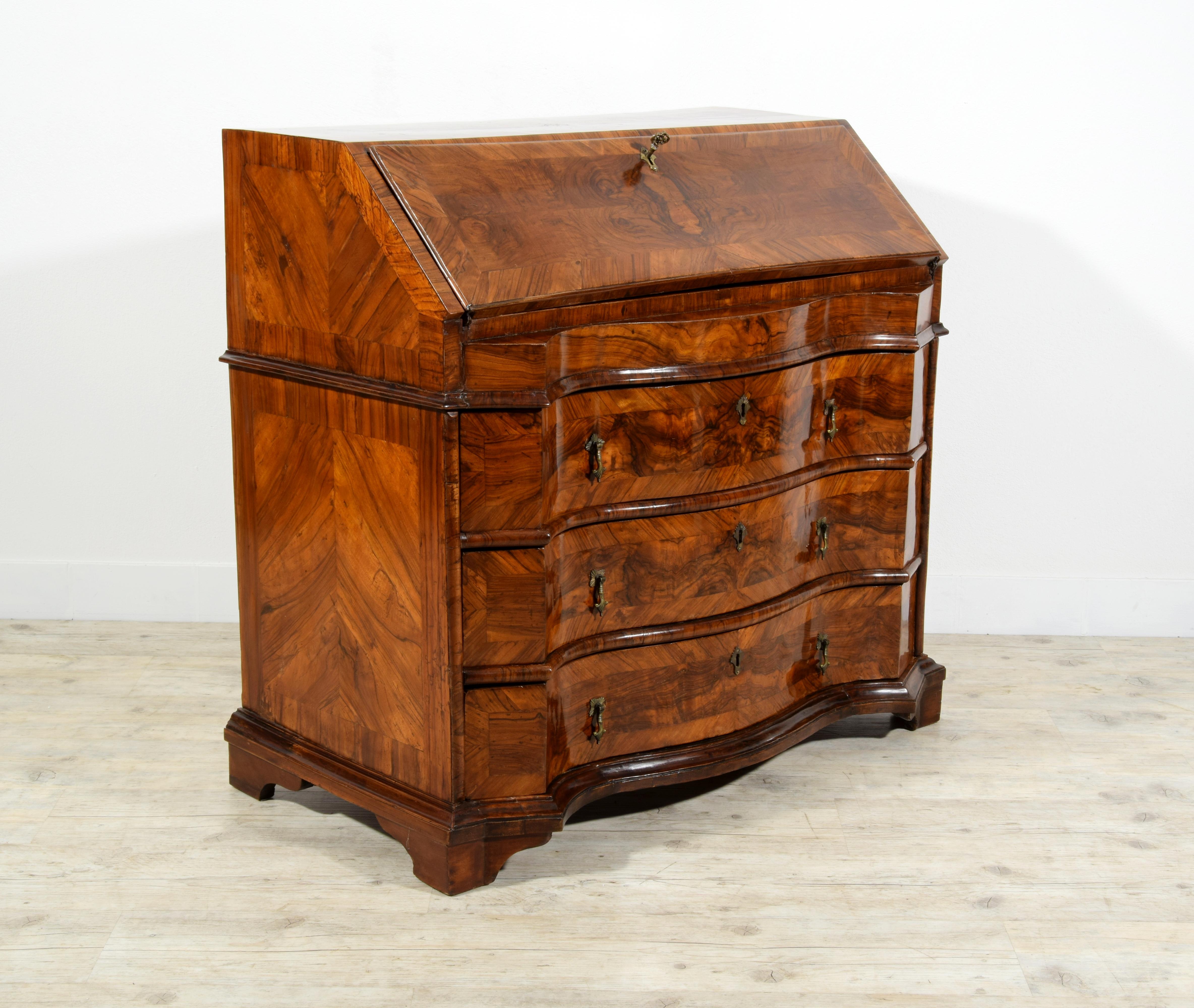 18th century, Italian walnut wood chest of drawers with secrétaire
The elegant small chest of drawers with secrétaire was built in the Venetian area in the first half of the 18th century. The cabinet is paved in walnut wood with walnut veneer