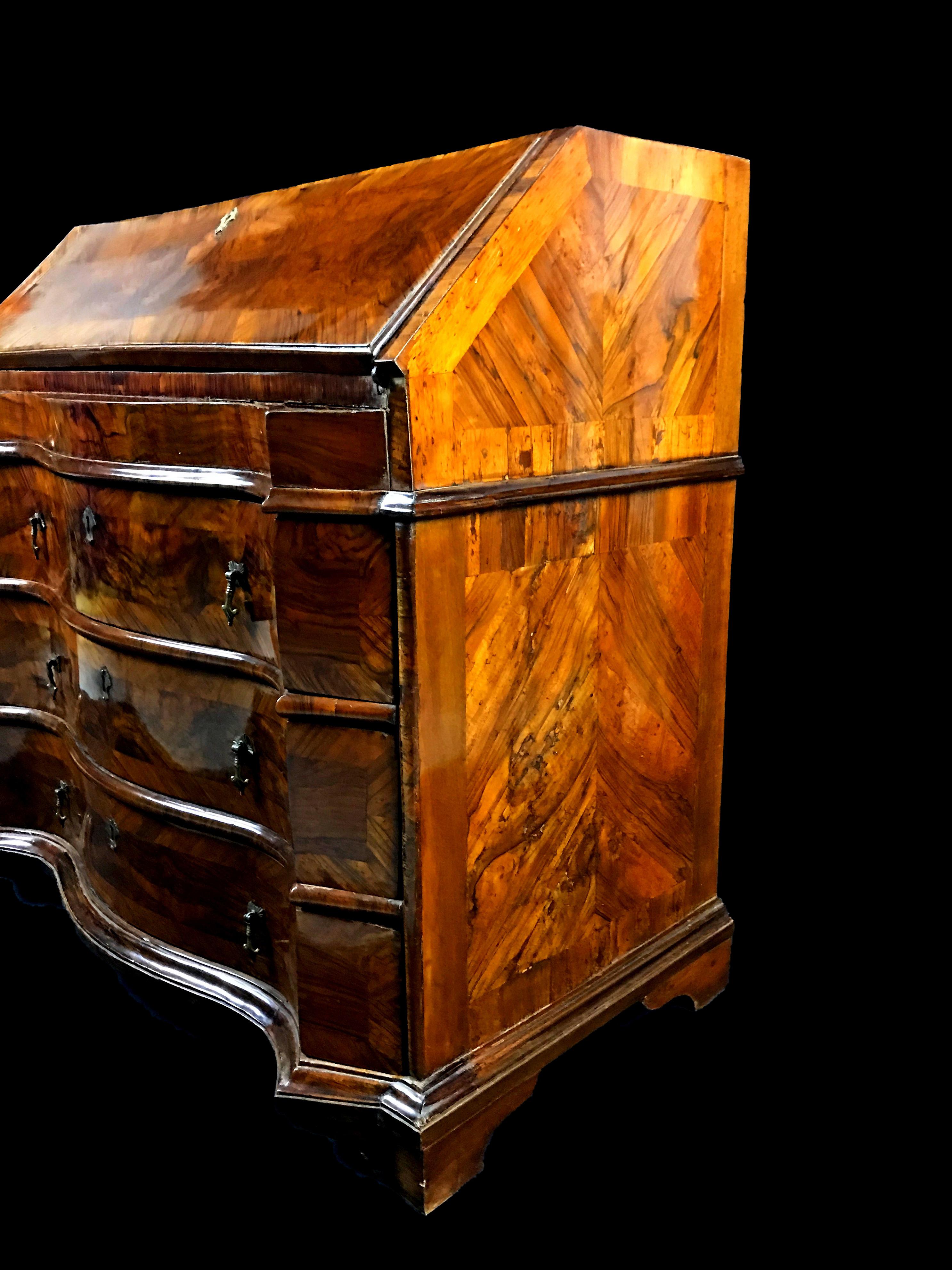 Baroque 18th Century, Italian Walnut Wood Chest of Drawers with Secrétaire