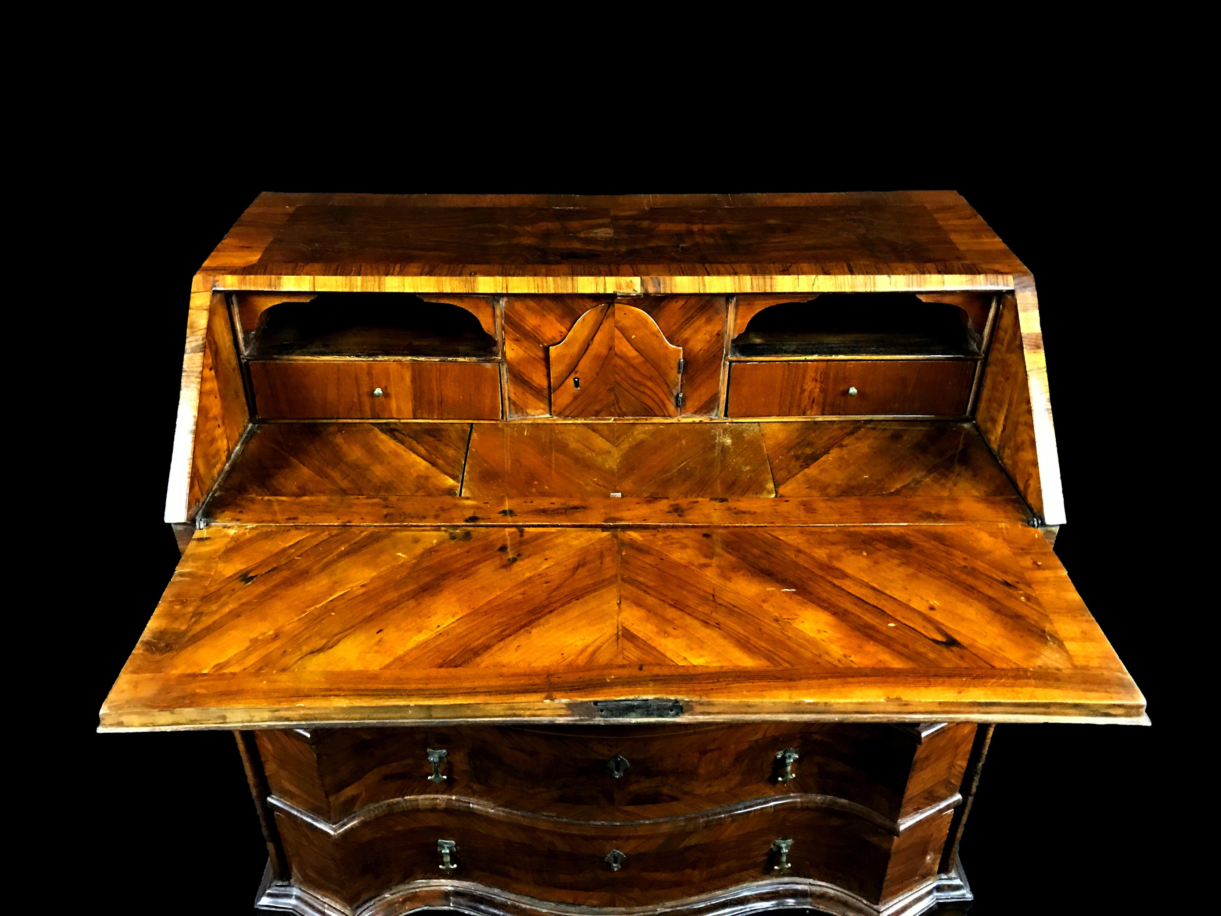 Inlay 18th Century, Italian Walnut Wood Chest of Drawers with Secrétaire