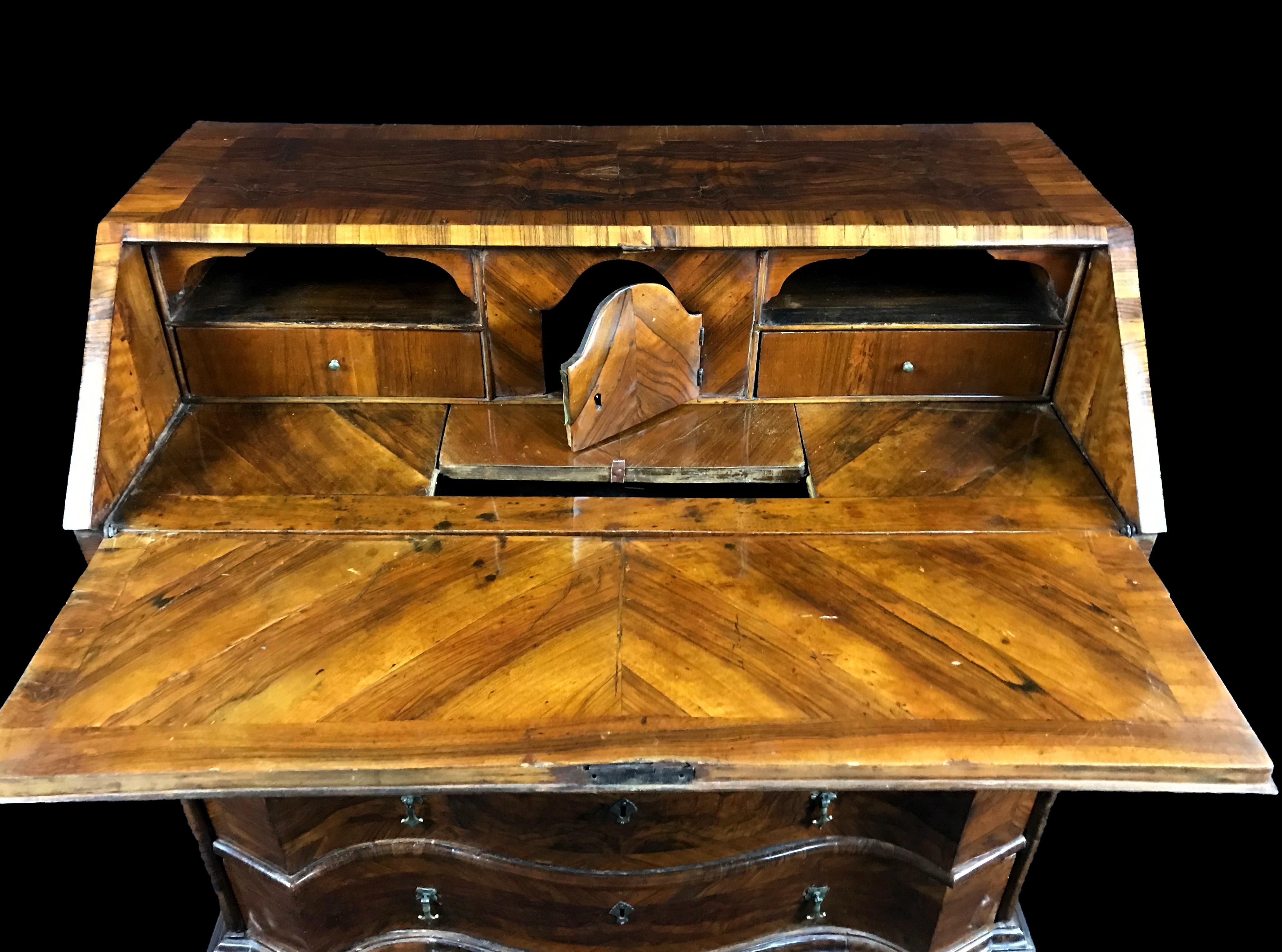 18th Century, Italian Walnut Wood Chest of Drawers with Secrétaire 1