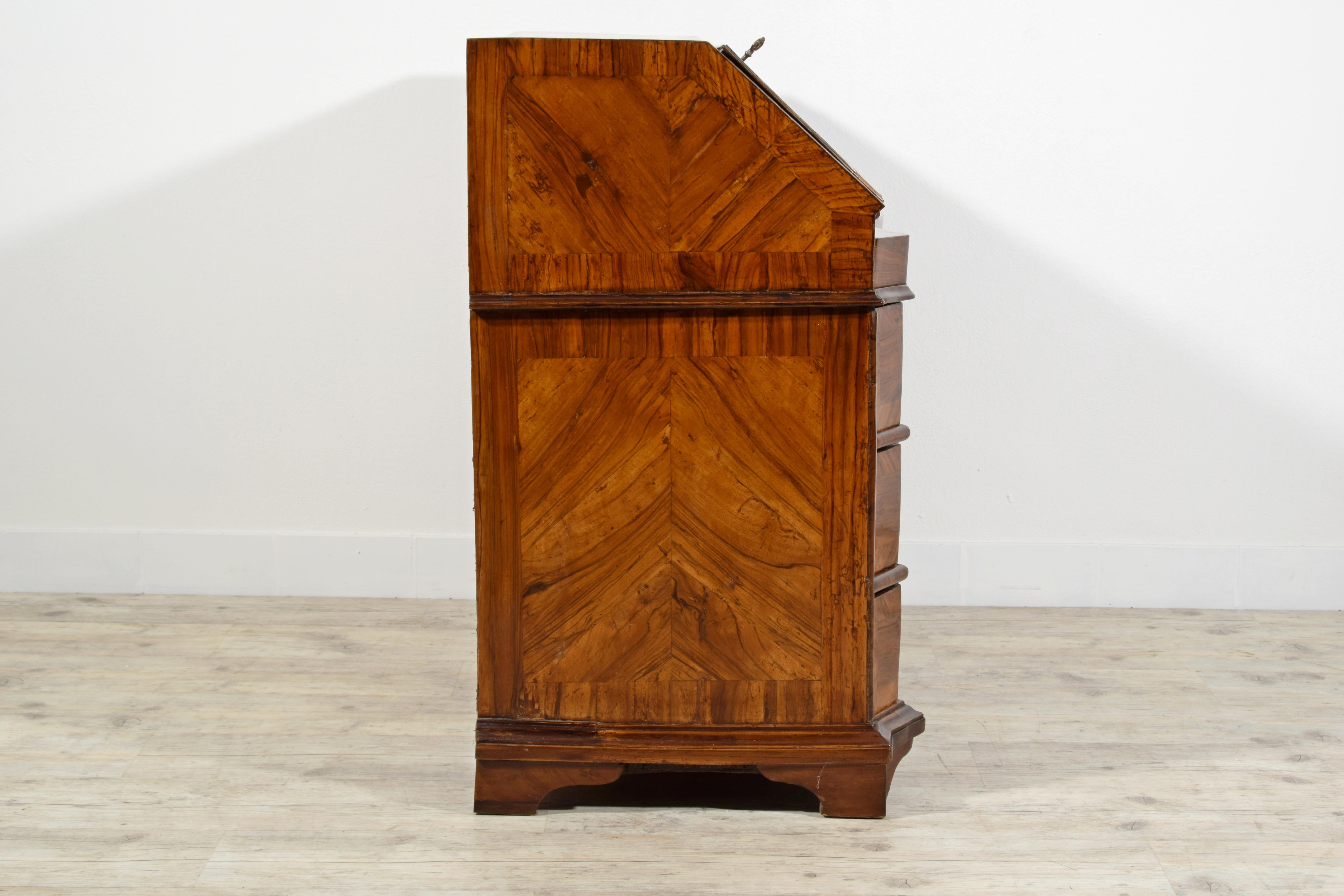 18th Century, Italian Walnut Wood Chest of Drawers with Secrétaire For Sale 1
