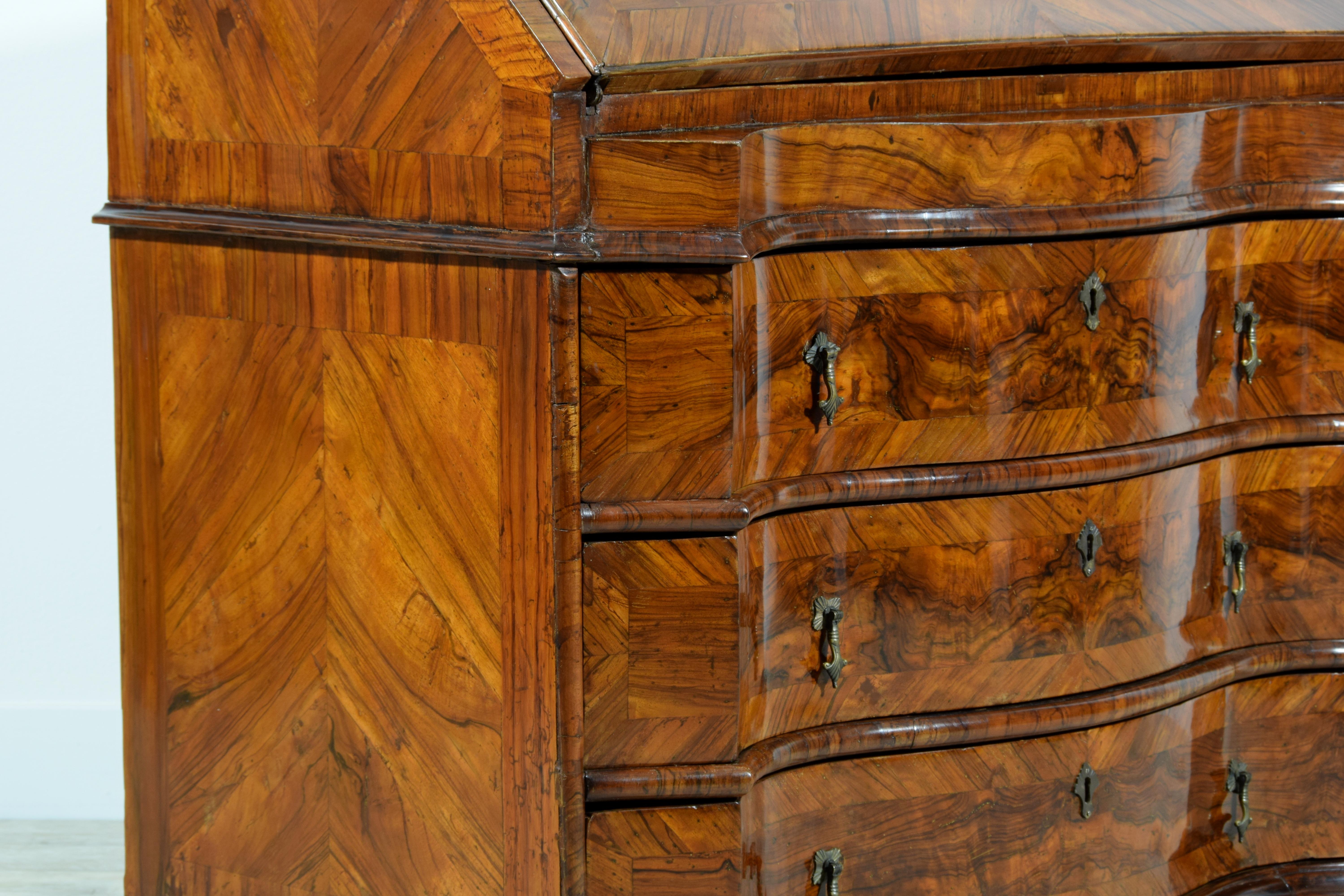 18th Century, Italian Walnut Wood Chest of Drawers with Secrétaire For Sale 2
