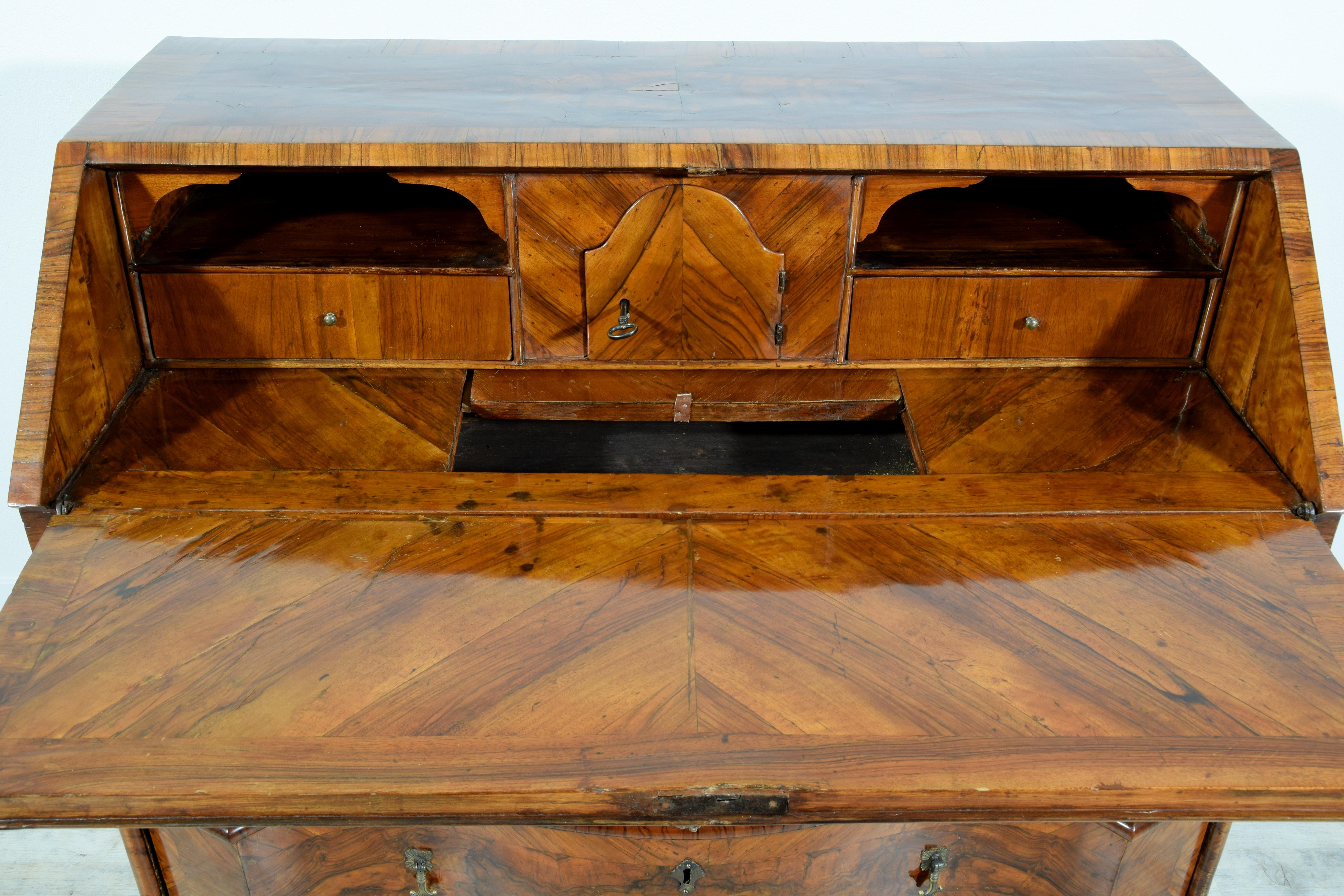 18th Century, Italian Walnut Wood Chest of Drawers with Secrétaire For Sale 3