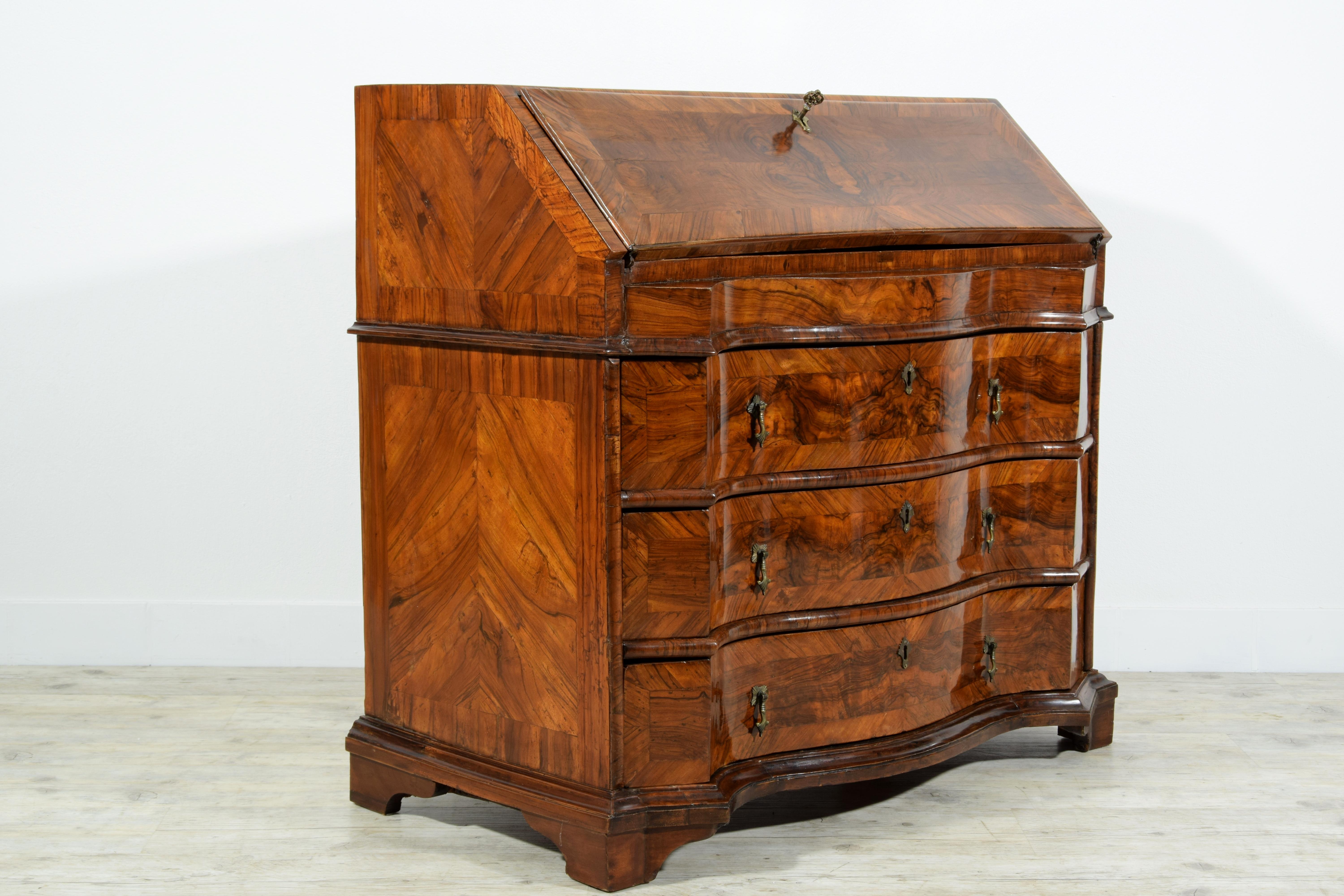 18th Century, Italian Walnut Wood Chest of Drawers with Secrétaire For Sale 4