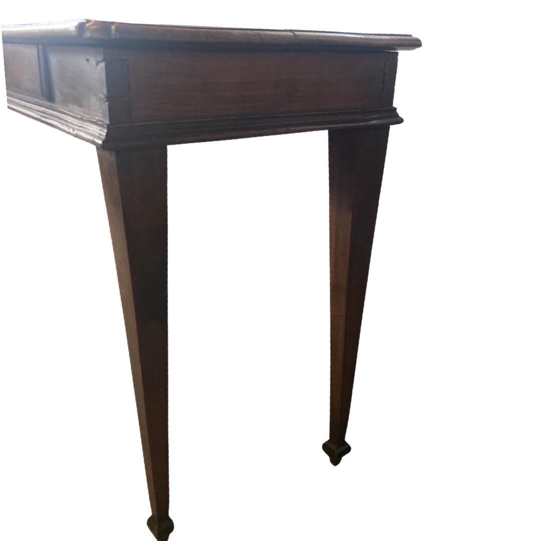 Table simple et élégante fabriquée à la main en Italie au début des années 1700 en utilisant du noyer et une construction à queue d'aronde. Il s'agit d'un magnifique spécimen de tables anciennes construites pour durer des siècles. Ne me parlez même