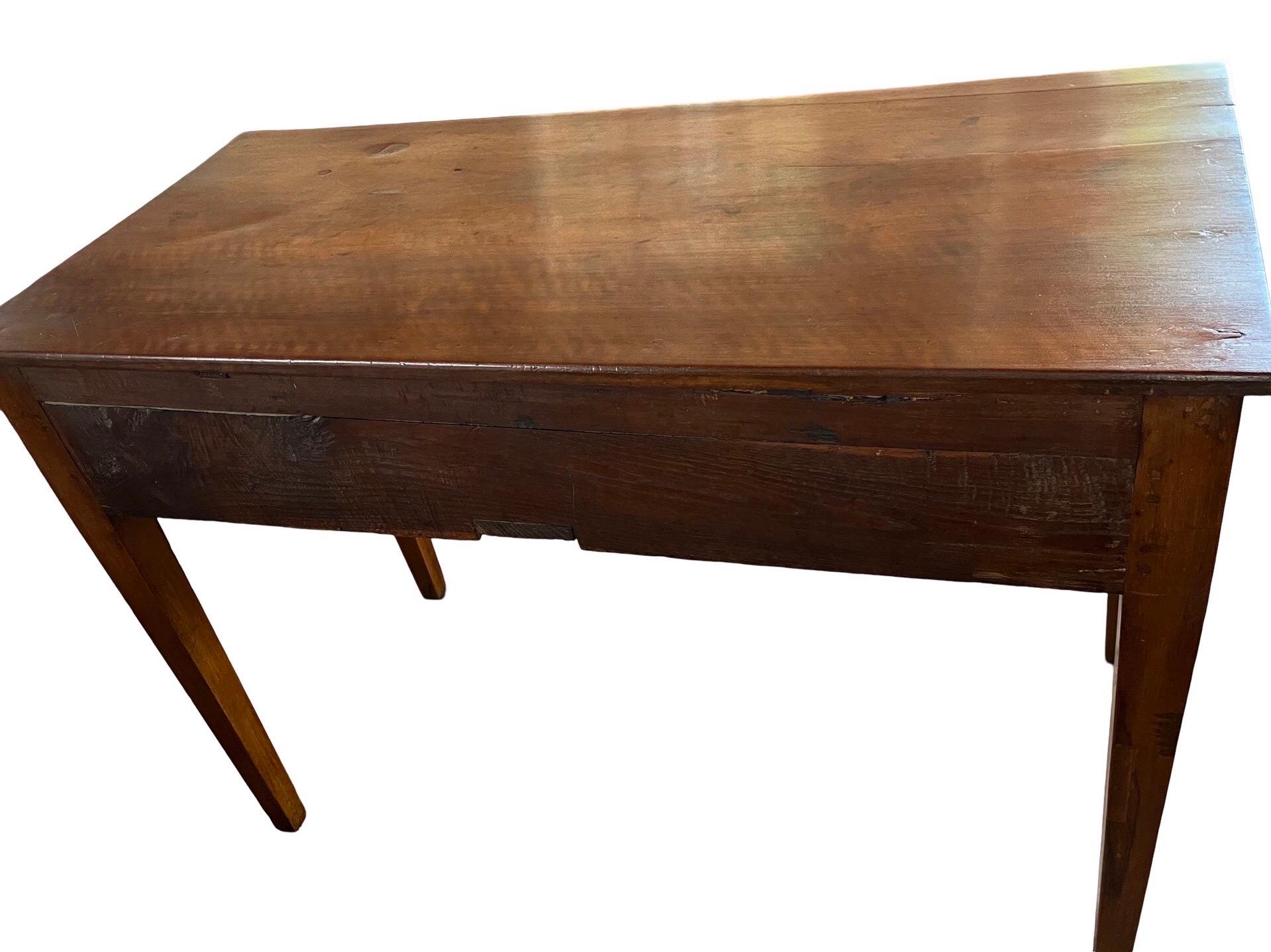Bureau Fabriqué à la main en Italie à la fin des années 1700 en utilisant du noyer. La table suit les canons typiques du style néoclassique italien, avec de longs pieds effilés et des tiroirs encastrés à façade plate. Les tiroirs présentent de