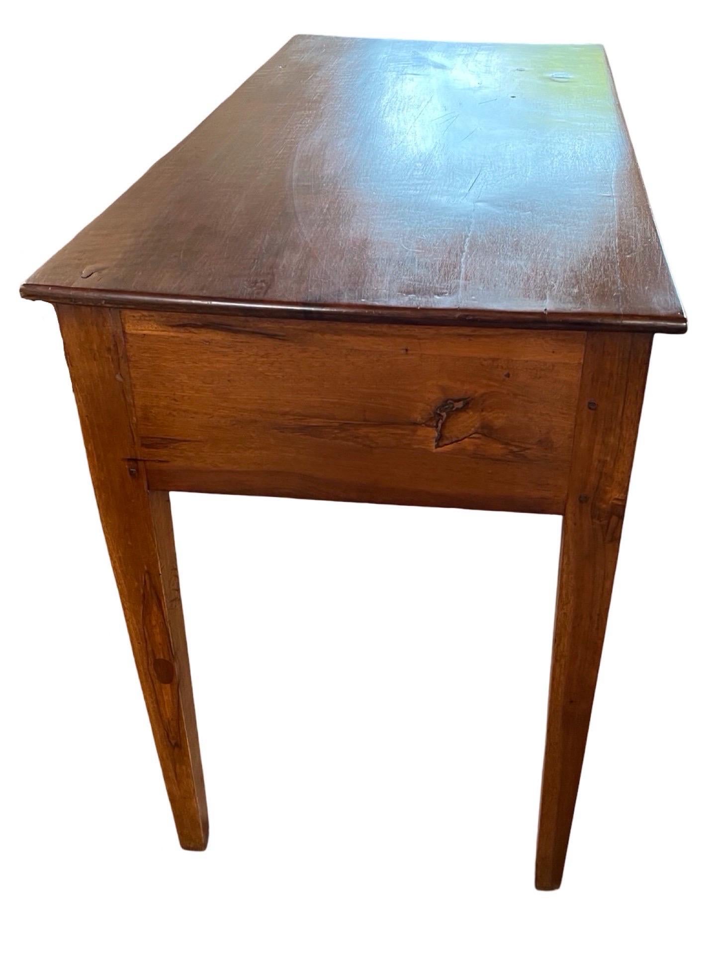 Néoclassique Table à écrire italienne en noyer du 18e siècle en vente
