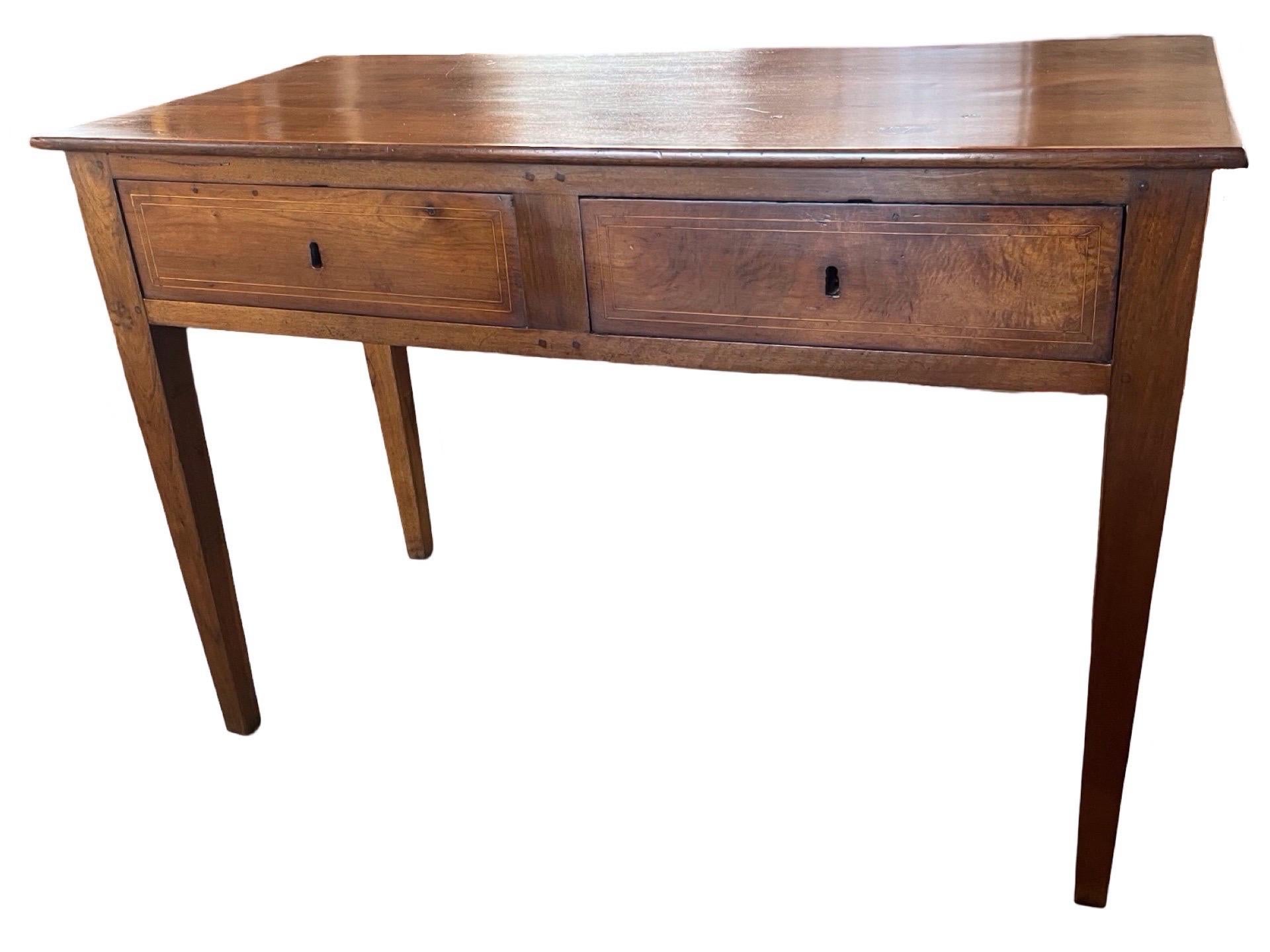 Table à écrire italienne en noyer du 18e siècle Bon état - En vente à Carmine, TX