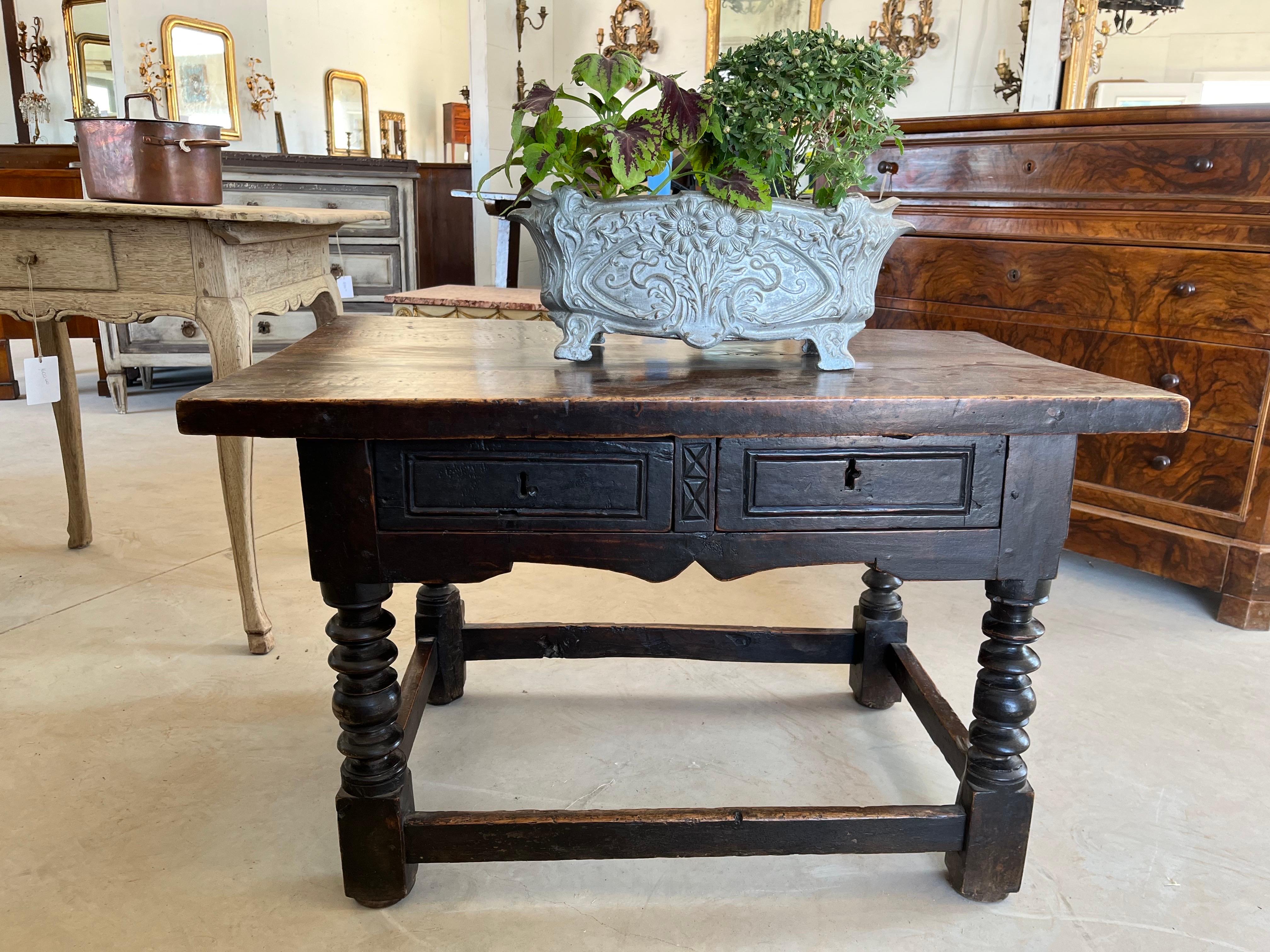Tavolino realizzato a mano in Italia all'inizio del 1700 utilizzando il legno di noce. Il tavolo è molto robusto e semplicemente stupendo. Le proporzioni, la patina, il colore e le incisioni a mano contribuiscono a rendere questo pezzo unico nel suo