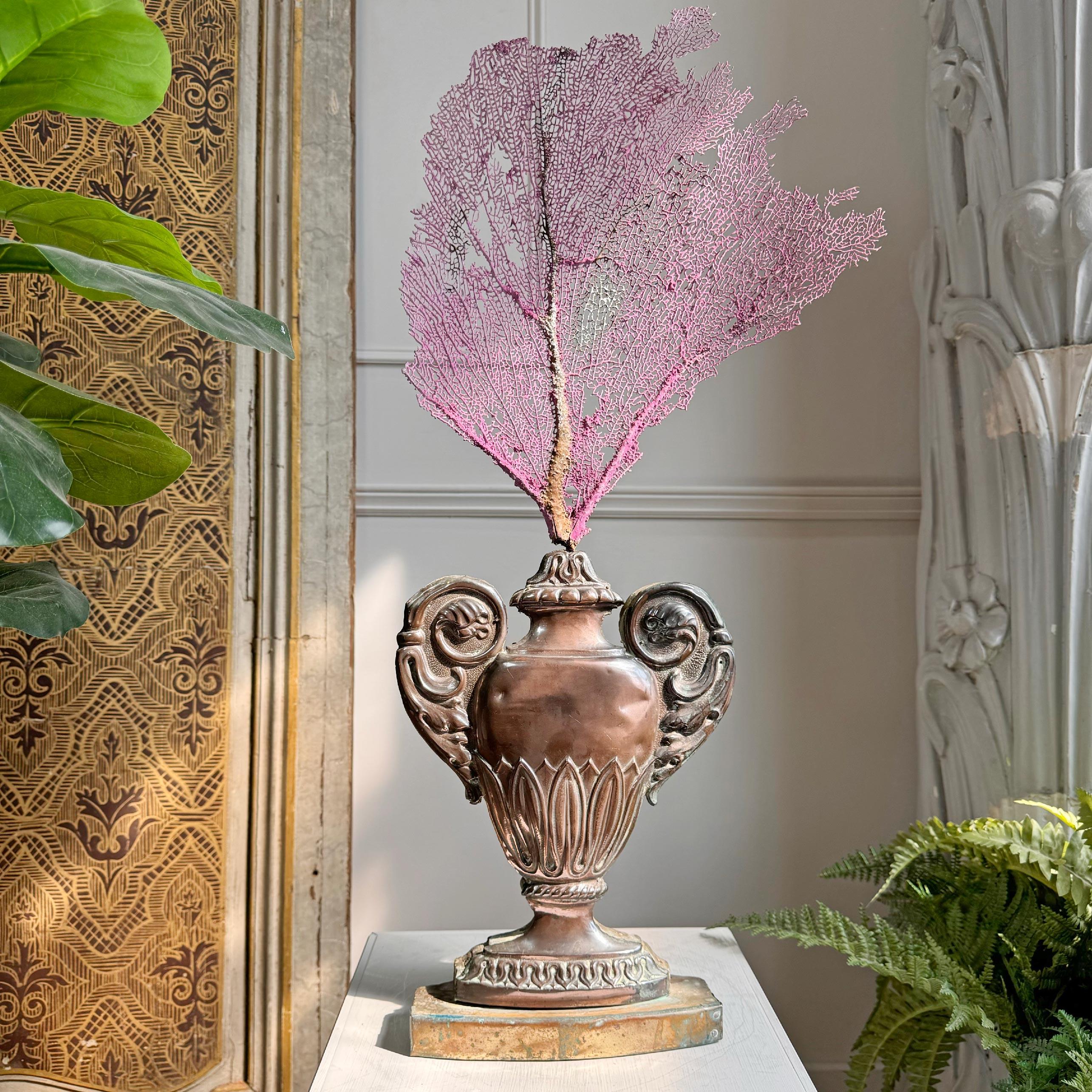 Vase d'autel italien du 18ème siècle en bois et cuivre en vente 3