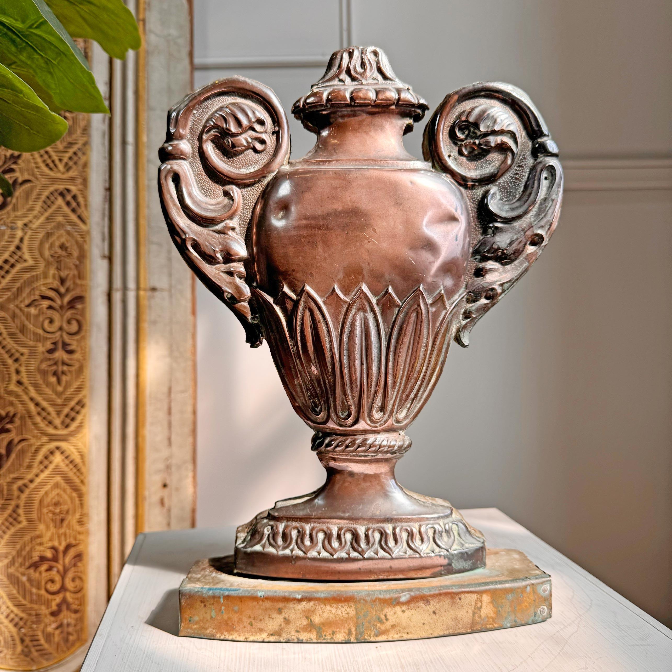 Fait main Vase d'autel italien du 18ème siècle en bois et cuivre en vente