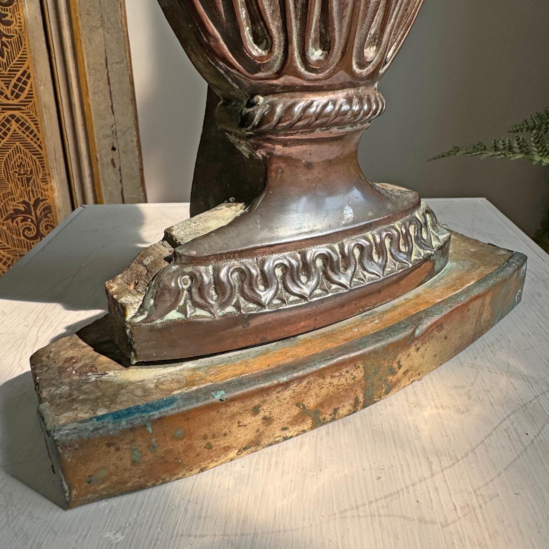 Cuivre Vase d'autel italien du 18ème siècle en bois et cuivre en vente
