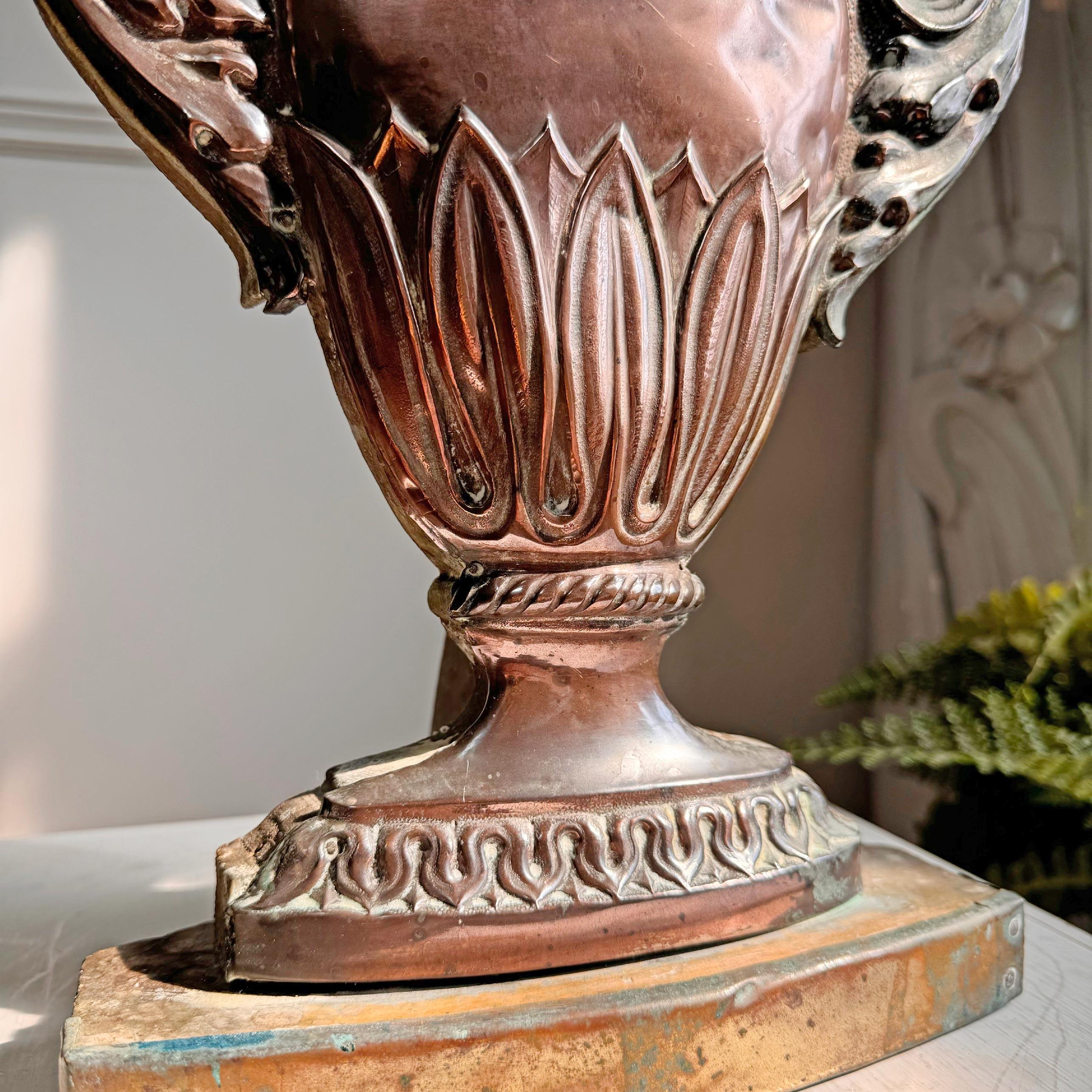 Vase d'autel italien du 18ème siècle en bois et cuivre en vente 1