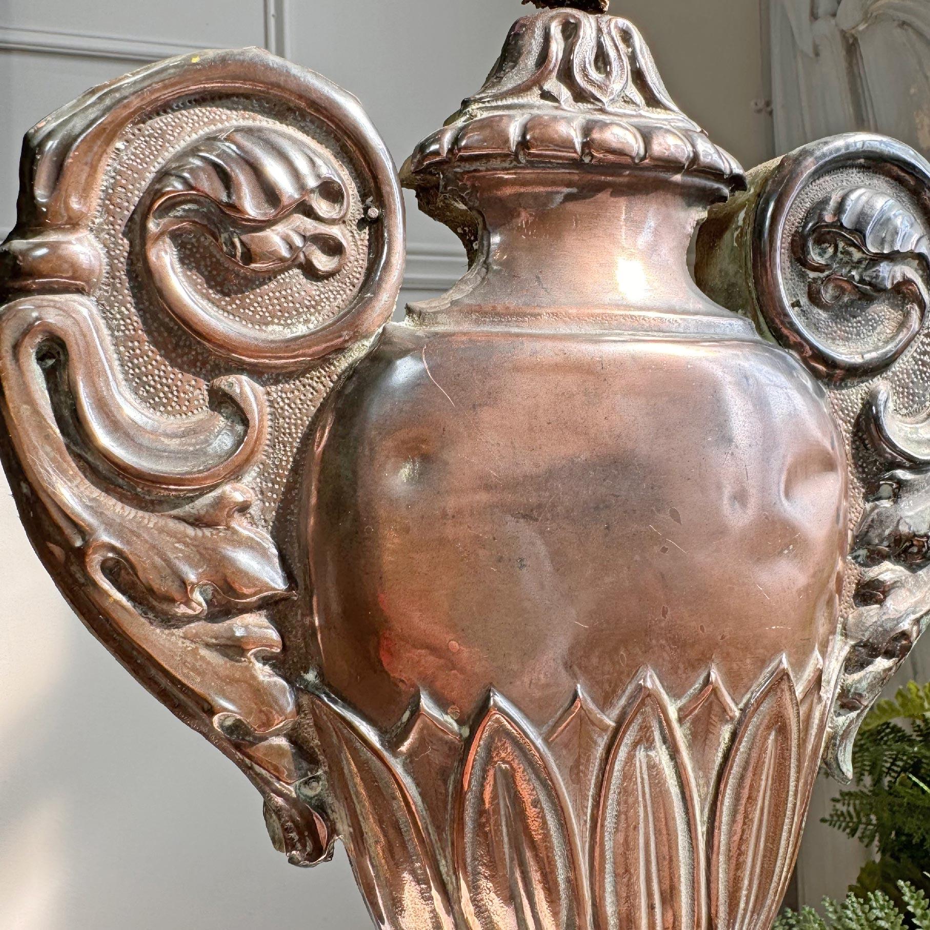 Vase d'autel italien du 18ème siècle en bois et cuivre en vente 2