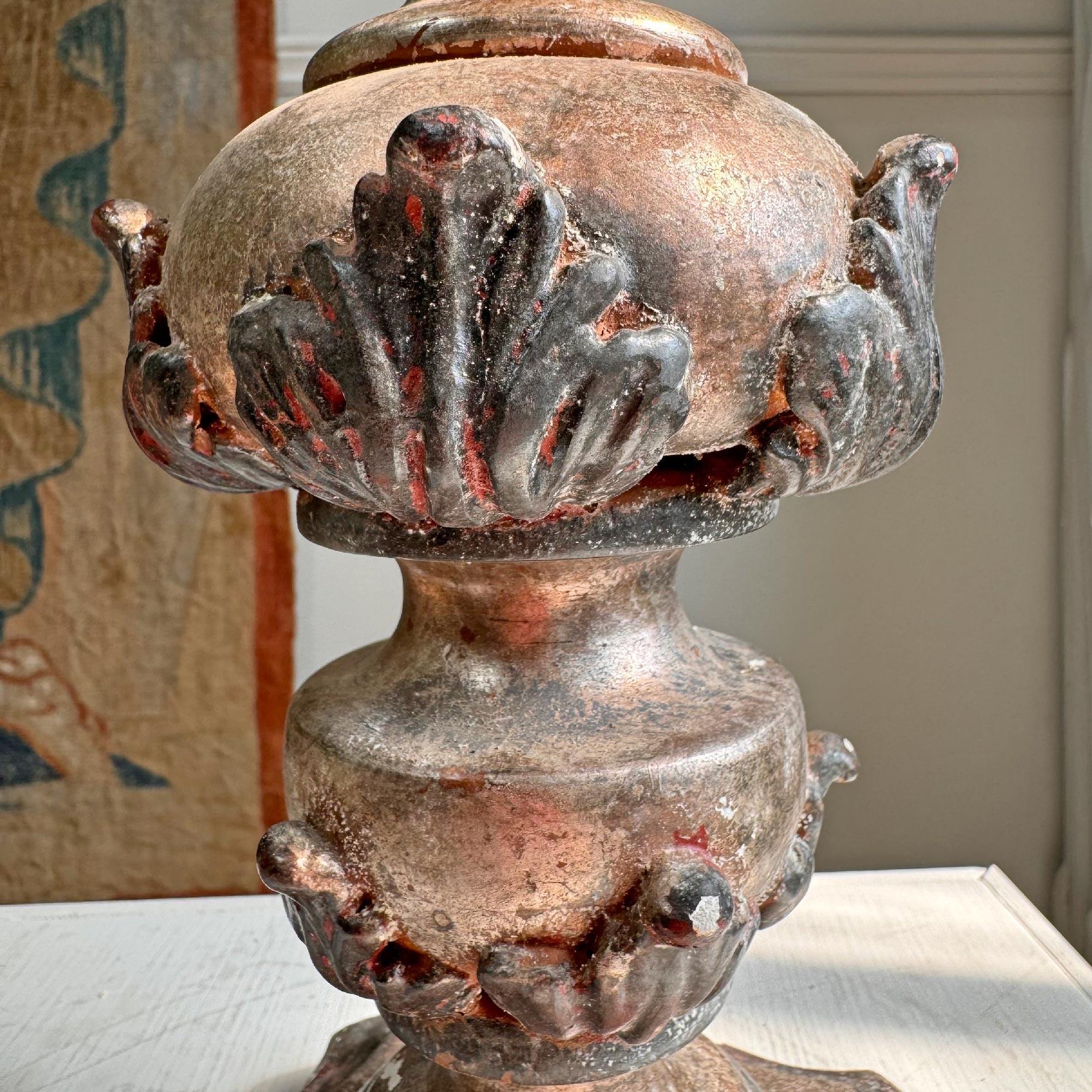 XVIIIe siècle Vase d'autel italien du 18ème siècle en bois et gesso en argent rose en vente