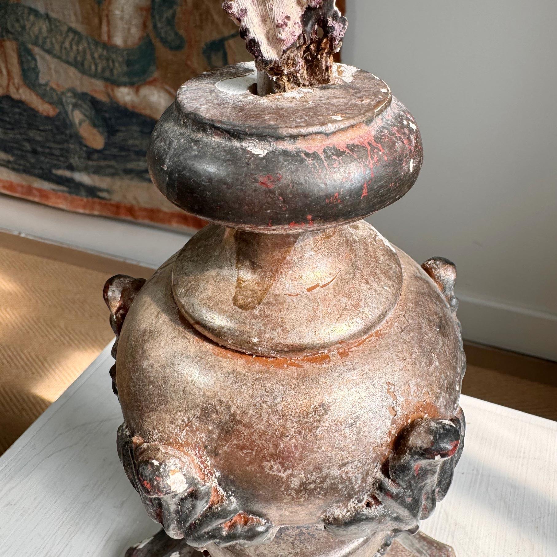 Vase d'autel italien du 18ème siècle en bois et gesso en argent rose en vente 1