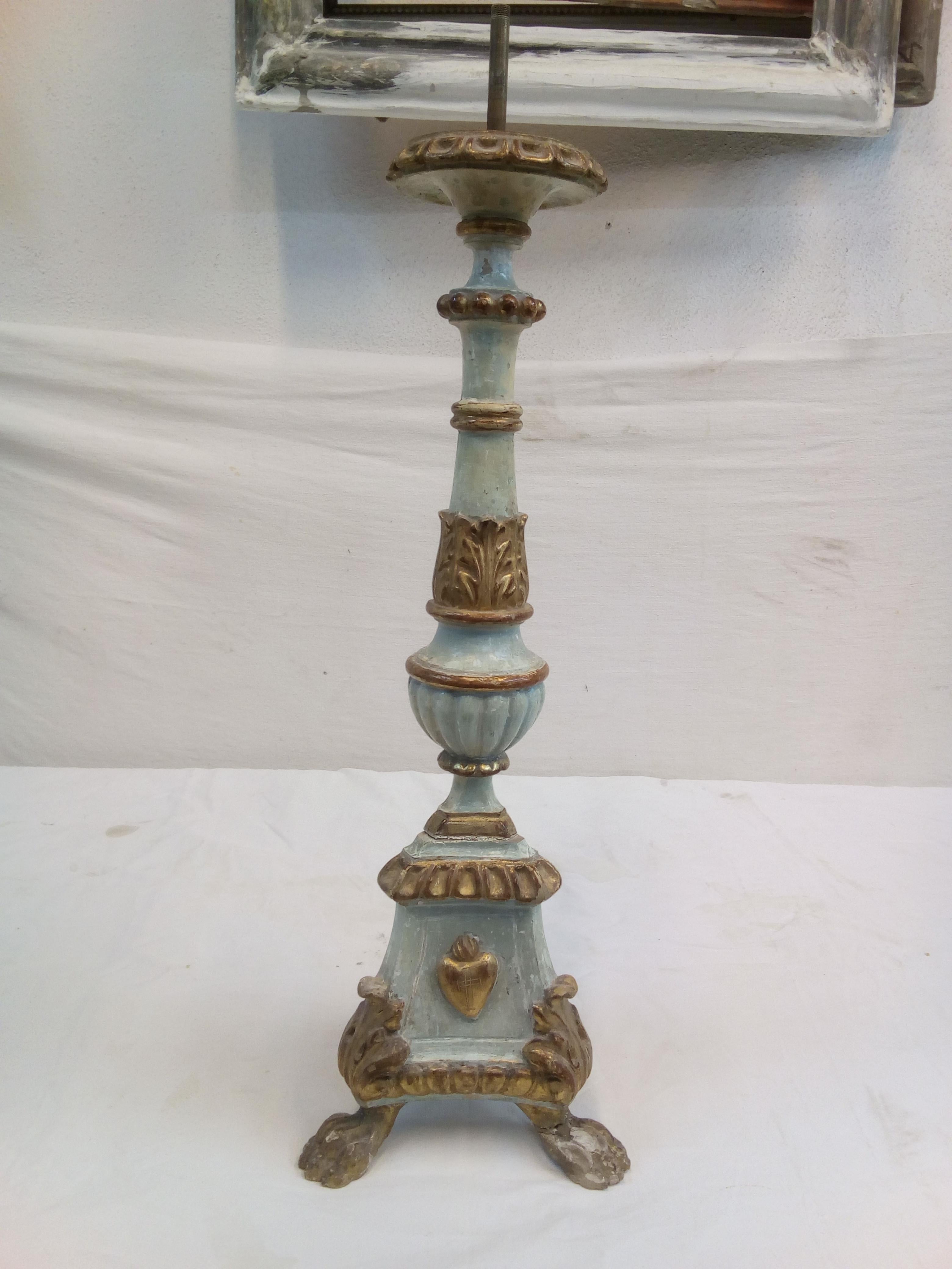 Description:
Front side
18th century Italian wood candelabra of order of the sacred heart . Feet with a lion's paw in gilded wood. The base is carved with gilded wood leaf motif. Body is painted with lacquer colored heavenly with coat of arms of the