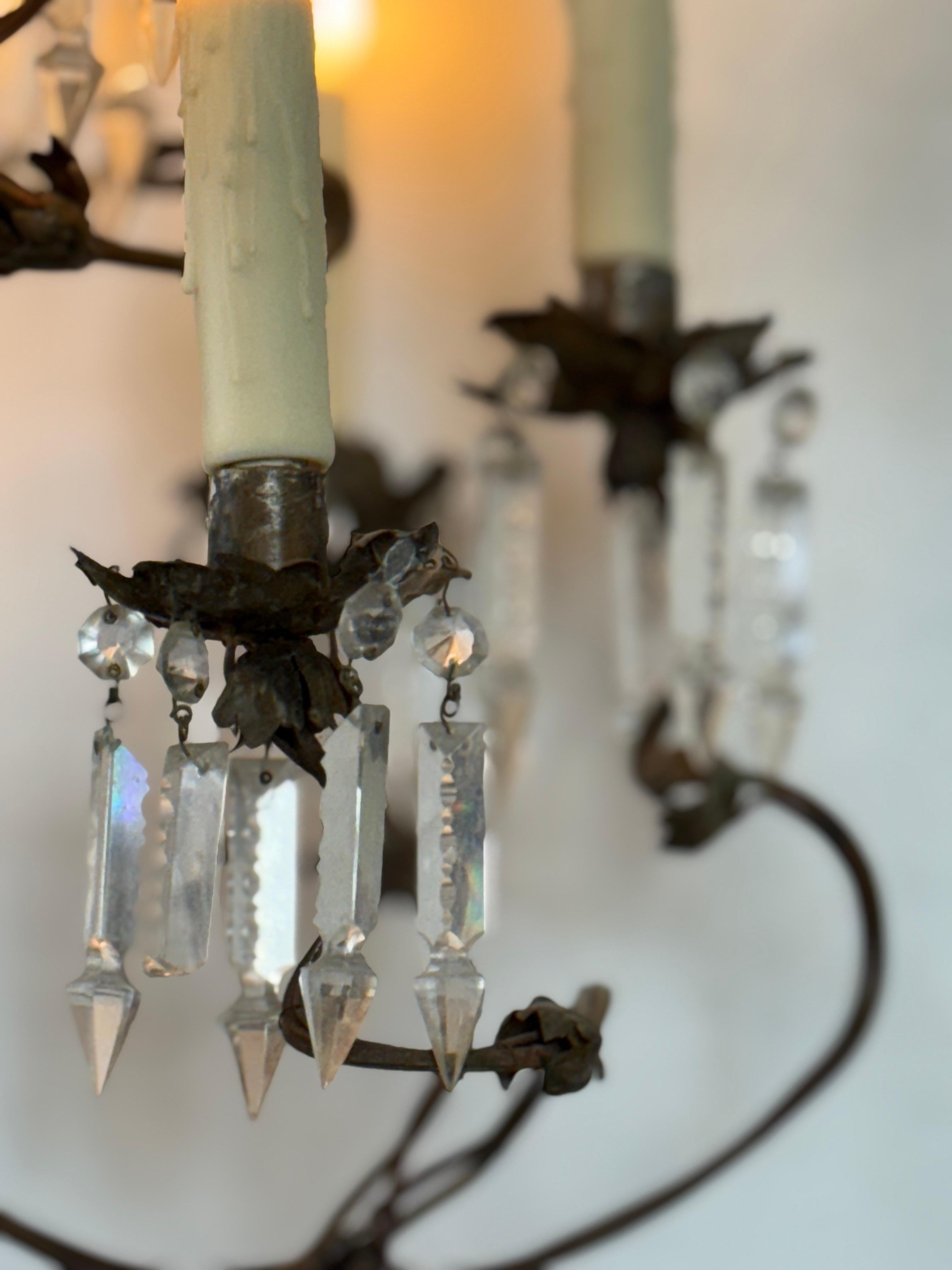 Si tratta di un insolito e particolarissimo lampadario a bracci curvi in ferro con centro in legno dipinto e gocce di cristallo provenienti dalla Toscana. Ha una patina e un fascino meravigliosi. 24
