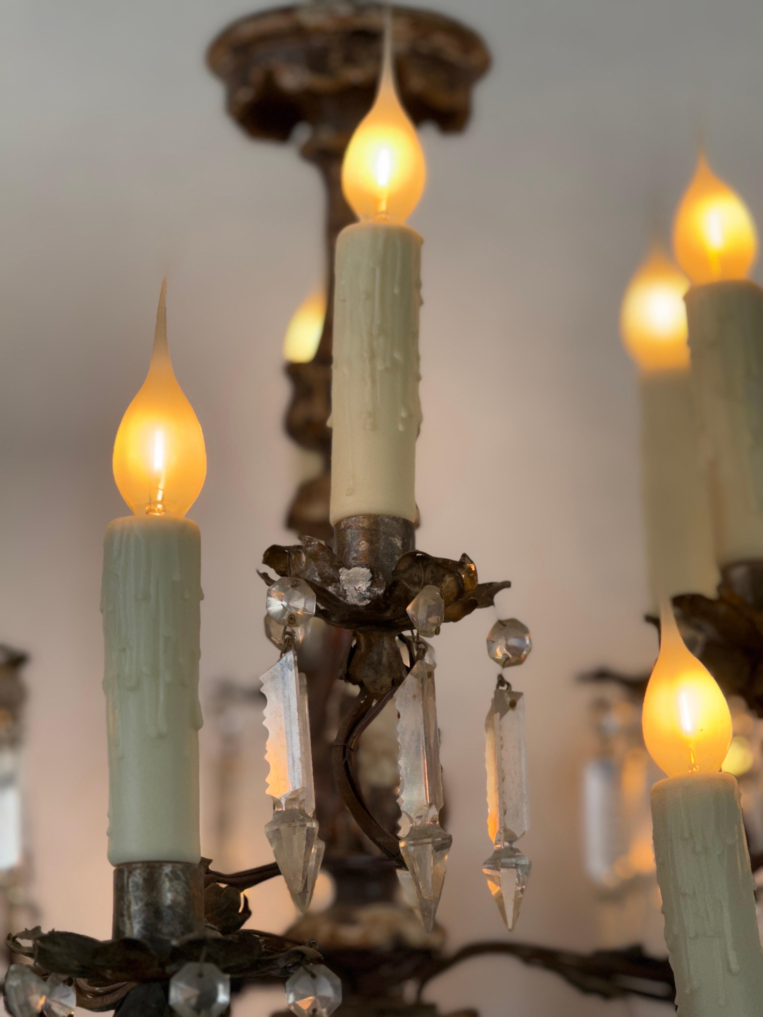 Italiano Lampadario italiano del XVIII secolo in legno intagliato policromo, ferro e cristallo in vendita