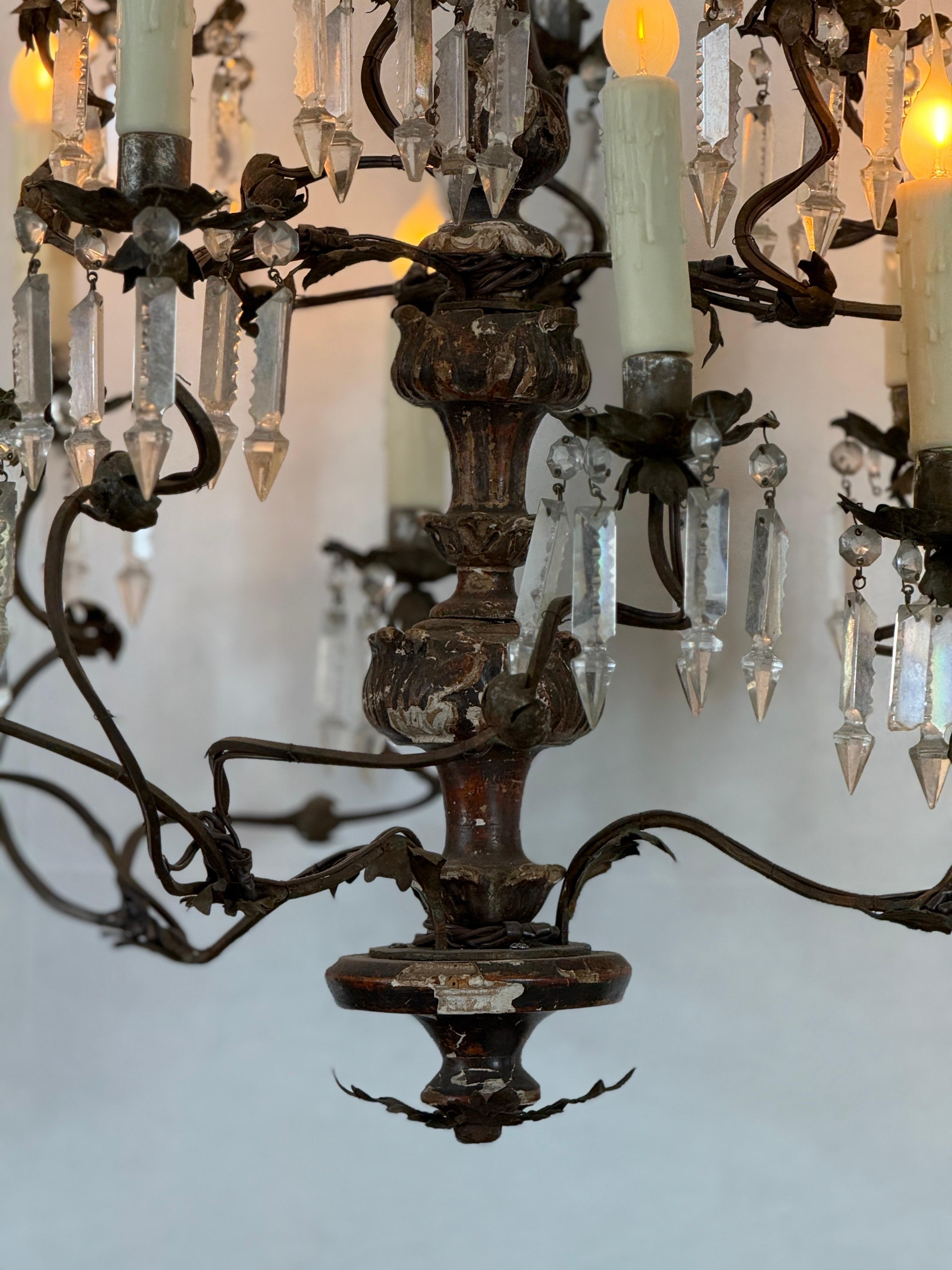 Intagliato a mano Lampadario italiano del XVIII secolo in legno intagliato policromo, ferro e cristallo in vendita