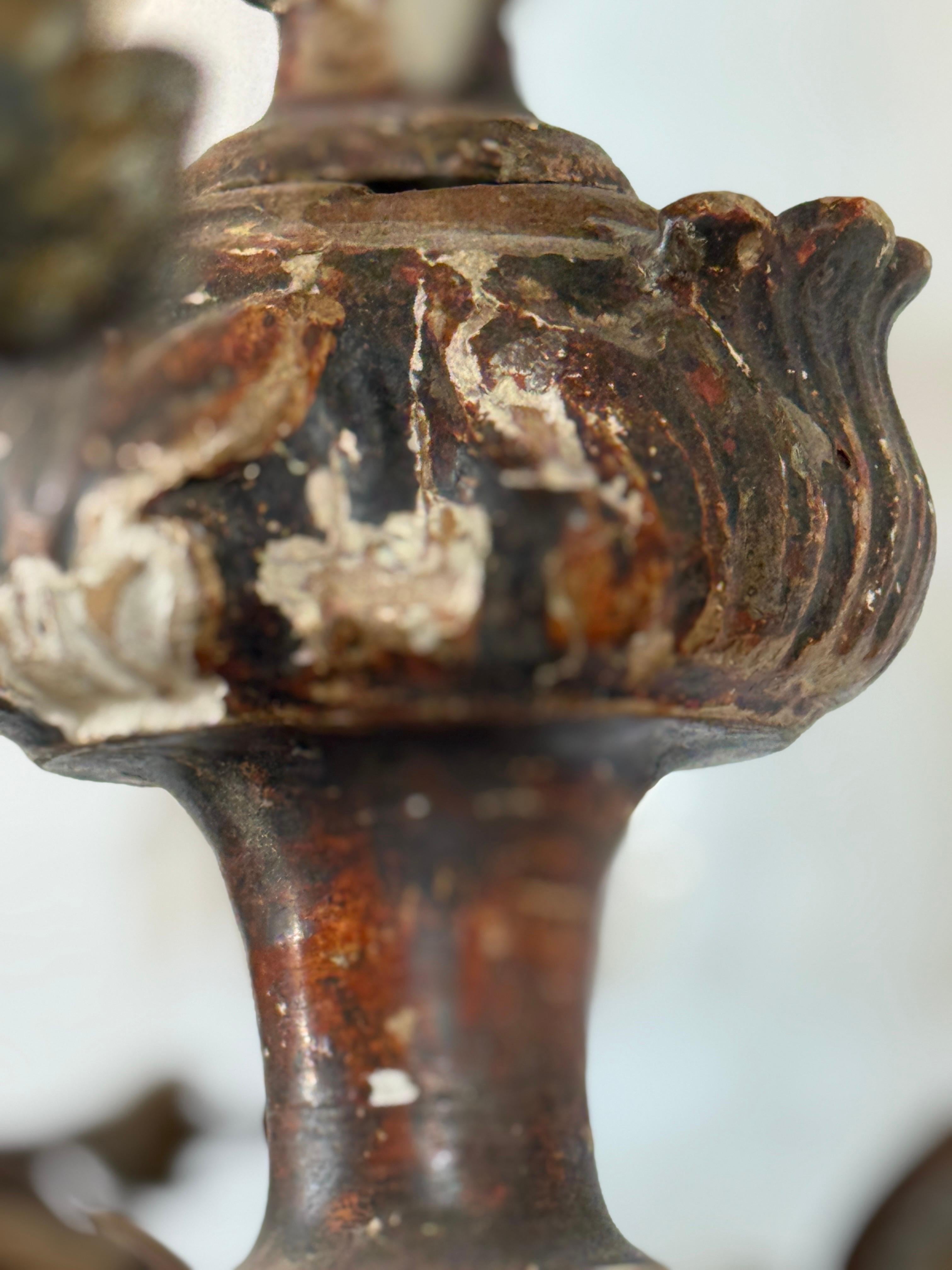 Fino al XVIII secolo Lampadario italiano del XVIII secolo in legno intagliato policromo, ferro e cristallo in vendita