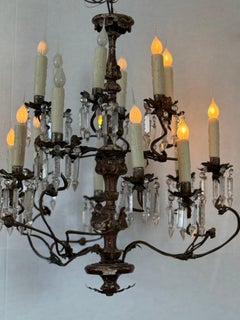 Lampadario italiano del XVIII secolo in legno intagliato policromo, ferro e cristallo