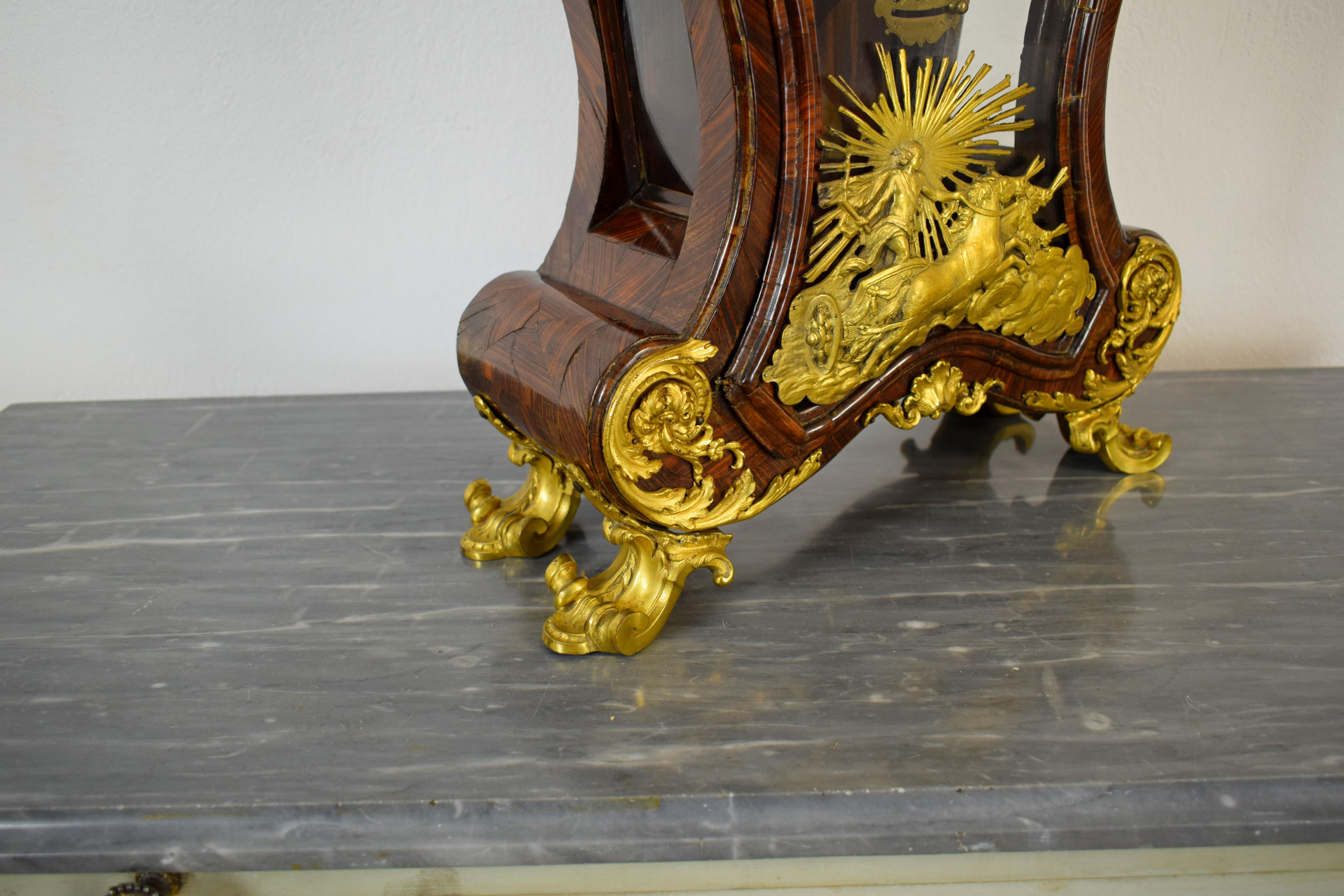 Italienische Holz Ringtone- und Alarm-Tischuhr aus dem 18. Jahrhundert mit vergoldeter Bronze im Angebot 8