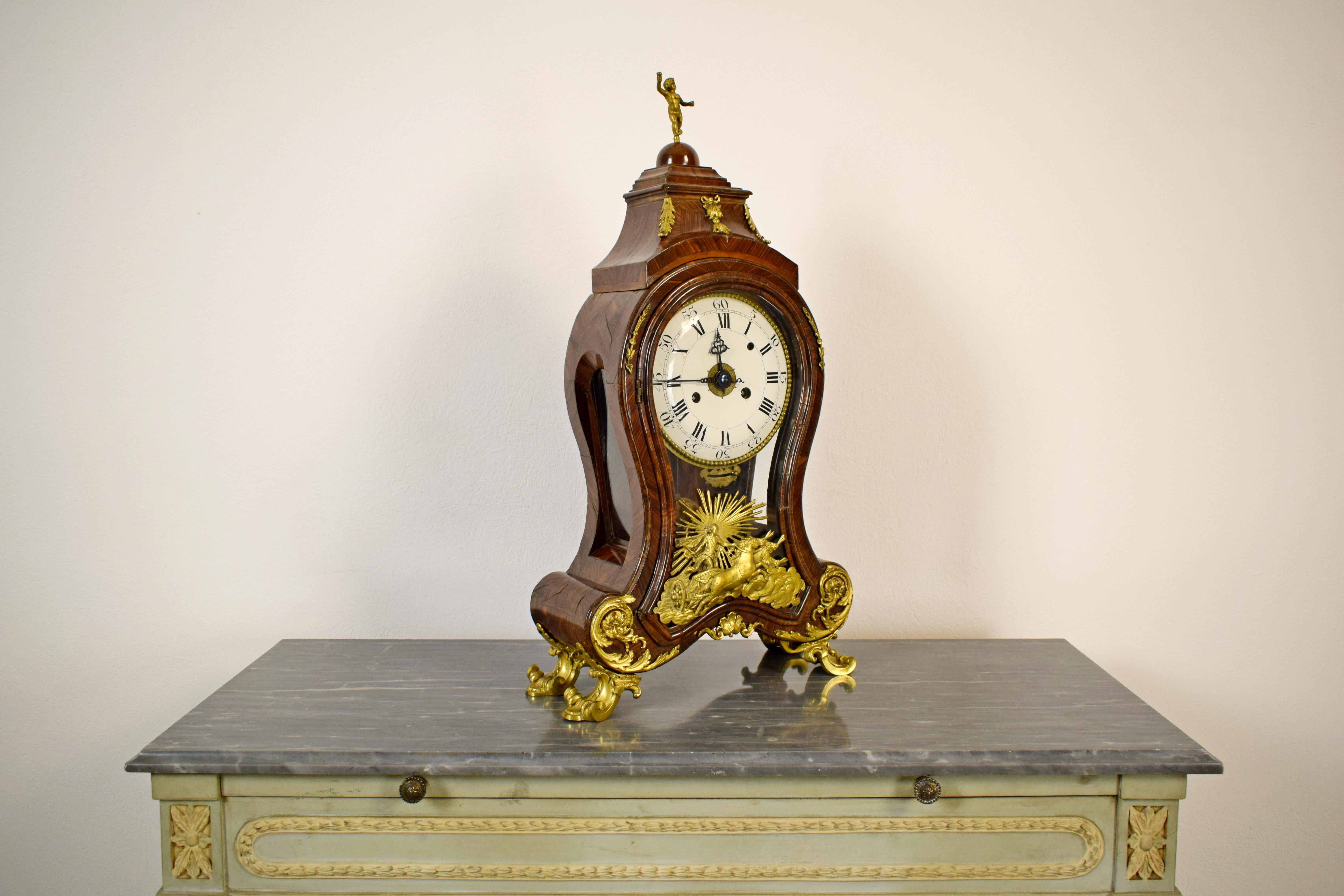 Italienische Holz Ringtone- und Alarm-Tischuhr aus dem 18. Jahrhundert mit vergoldeter Bronze (Louis XV.) im Angebot